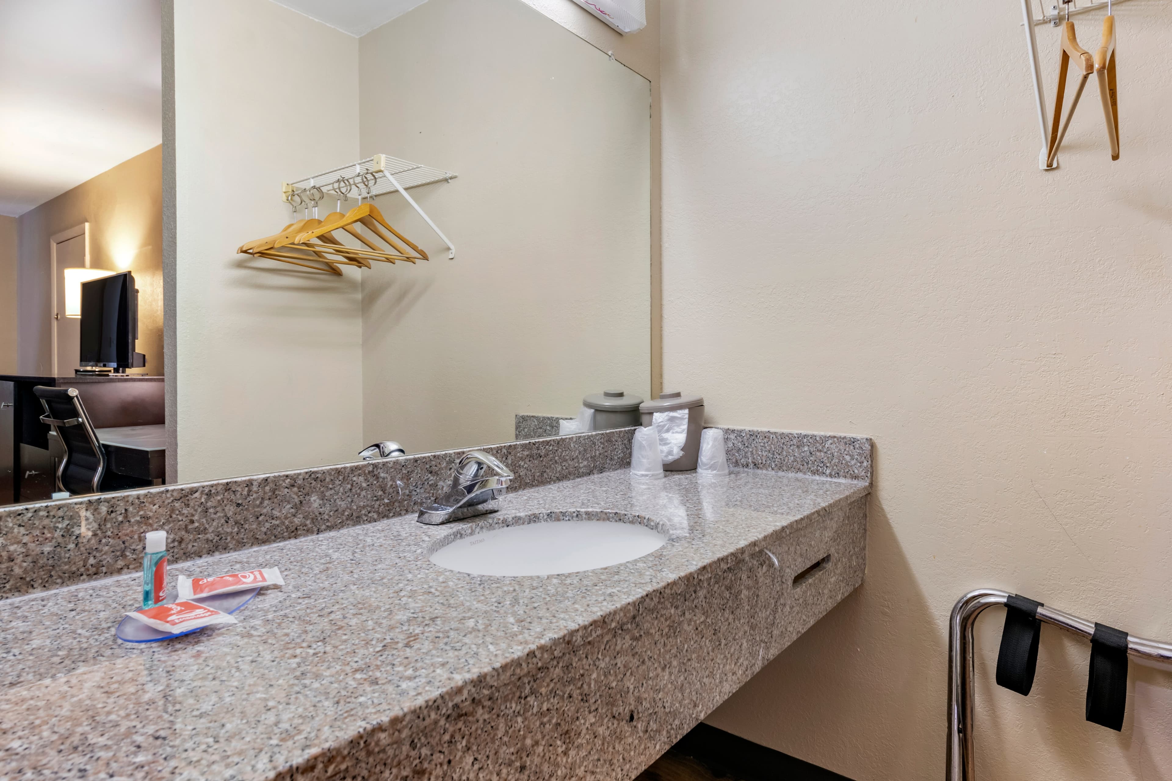 Econo Lodge Sebring — 11
