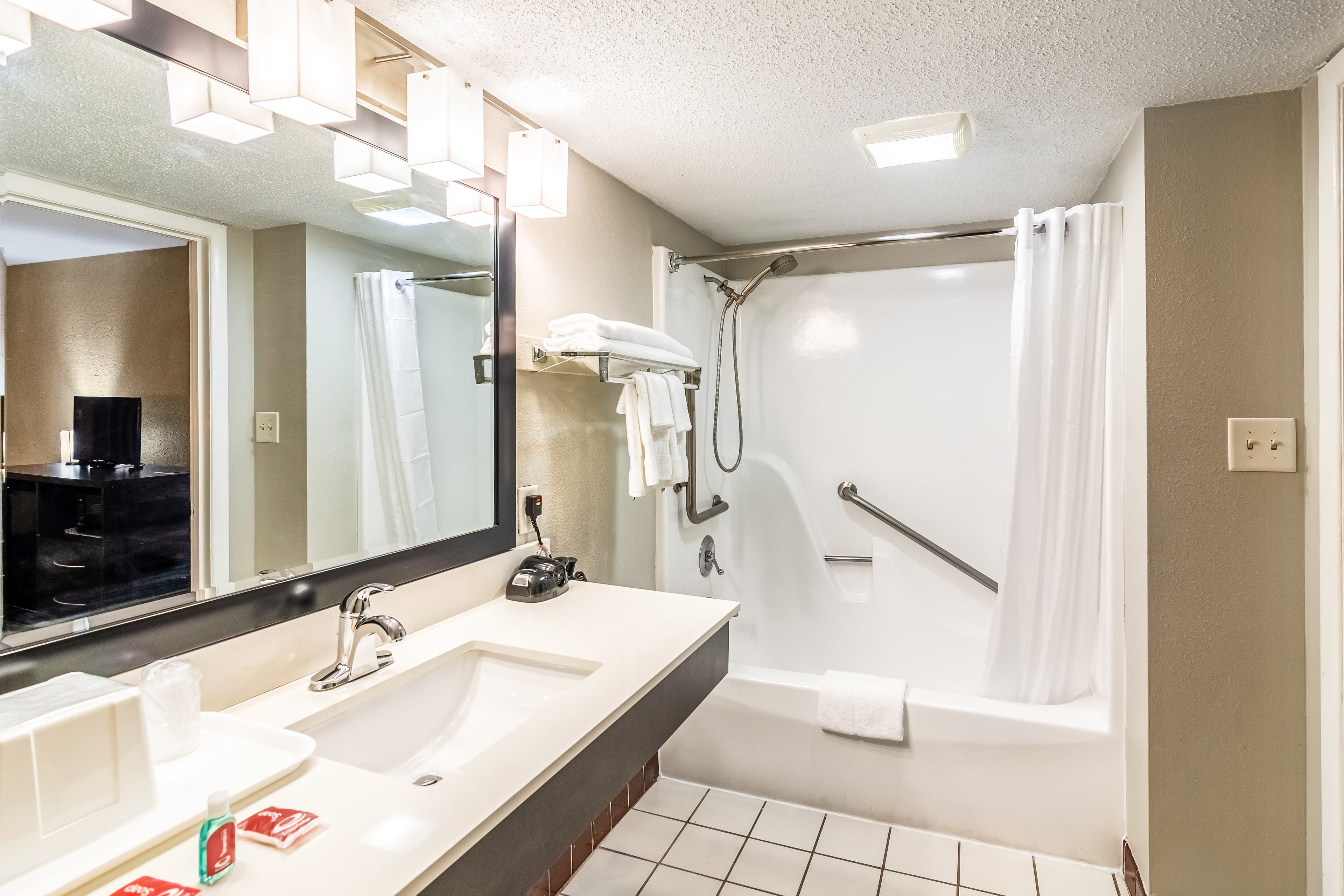 Econo Lodge Crestview South — 8