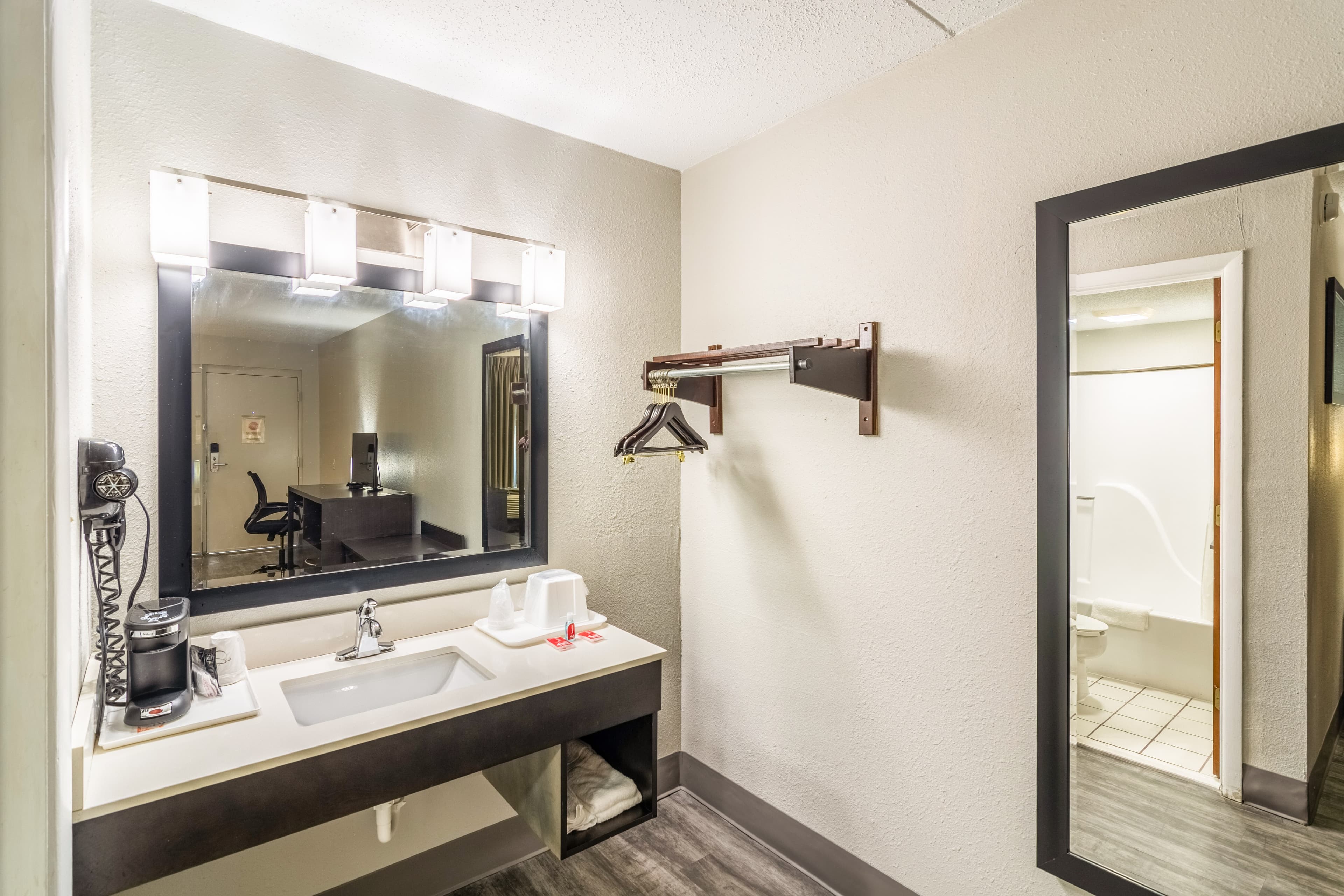 Econo Lodge Crestview South — 16
