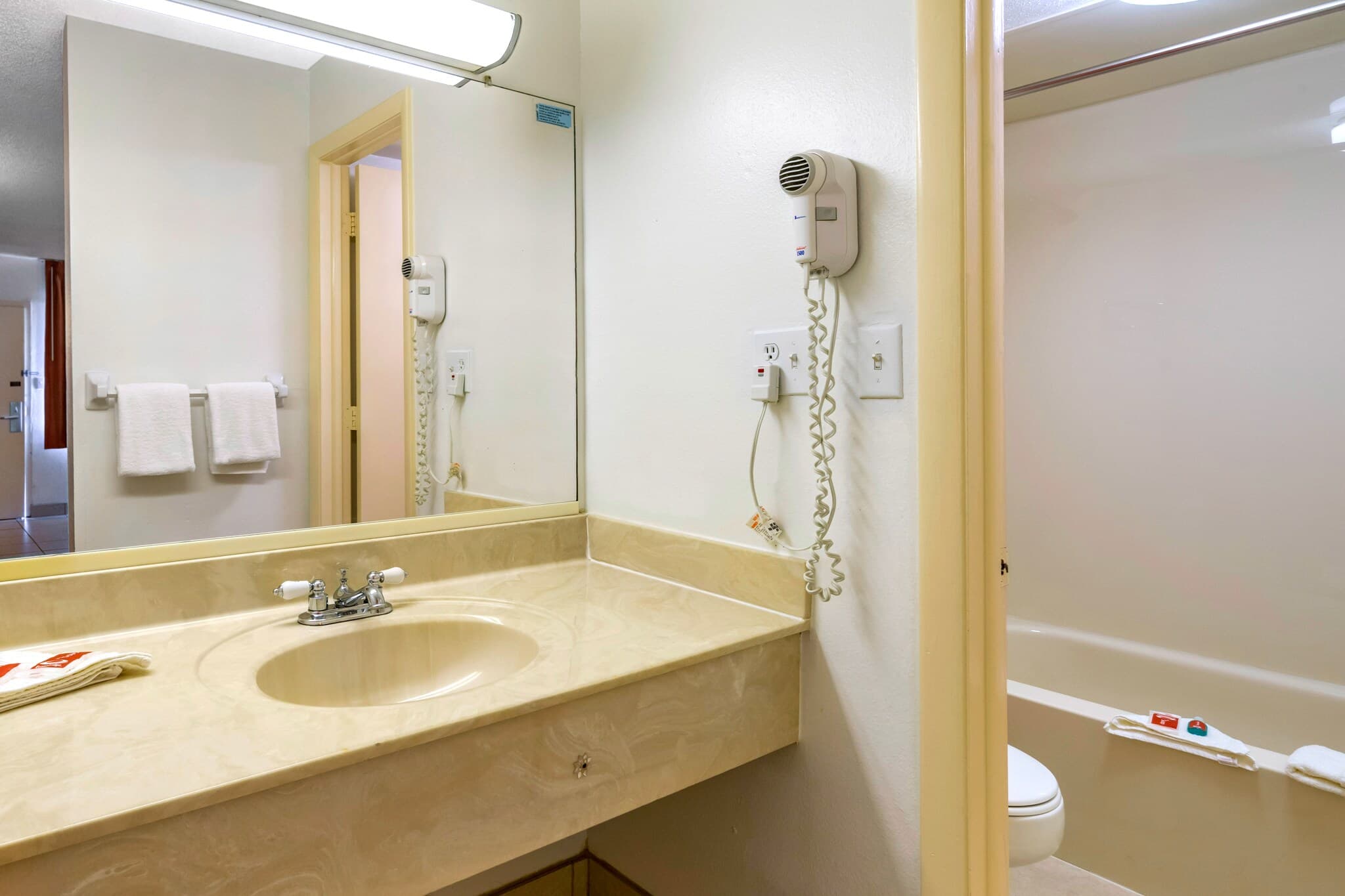 Econo Lodge Fort Myers North — 11