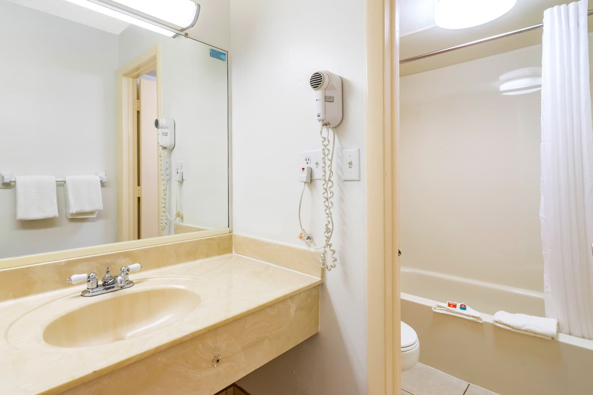 Econo Lodge Fort Myers North — 16