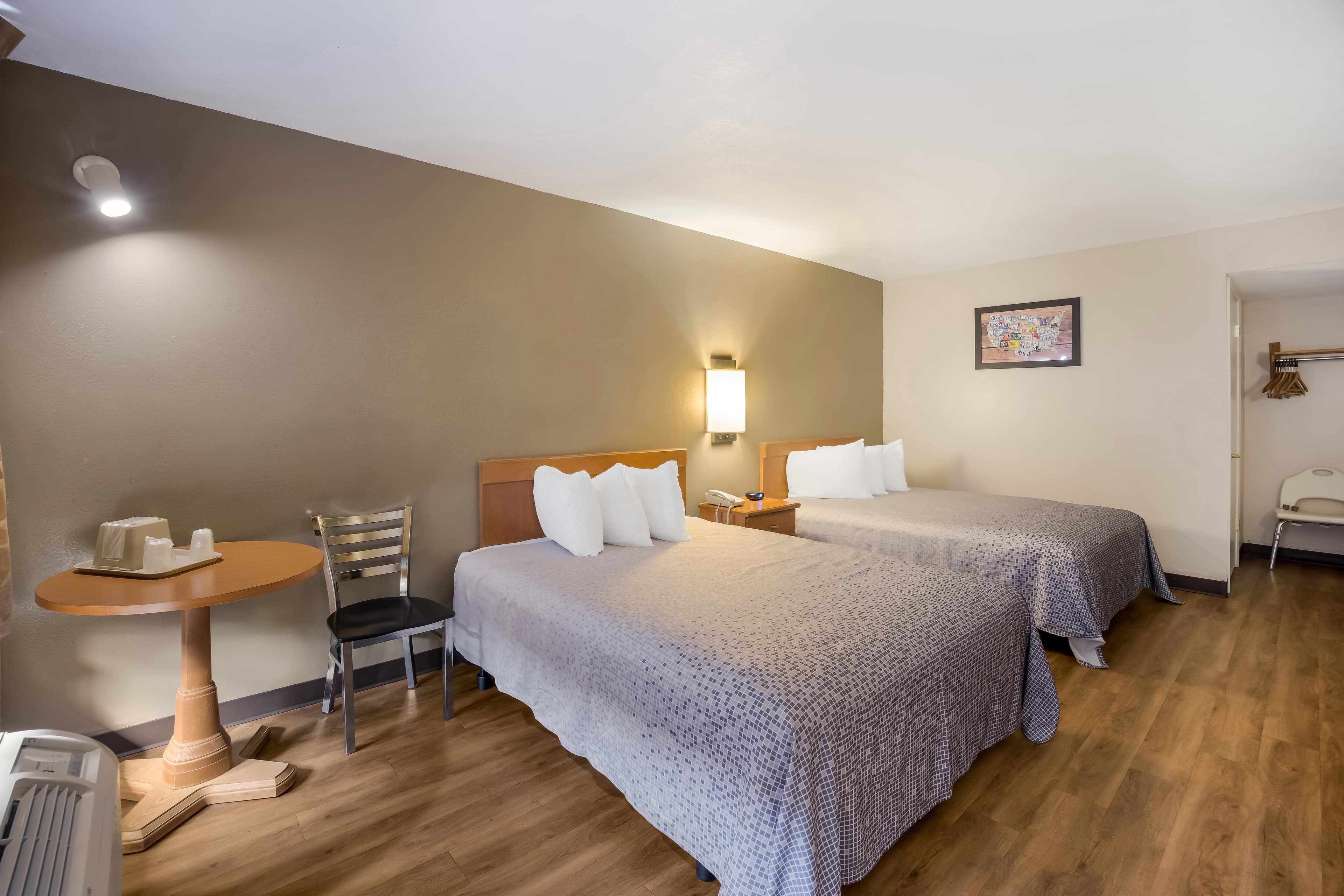 Econo Lodge Live Oak — 7