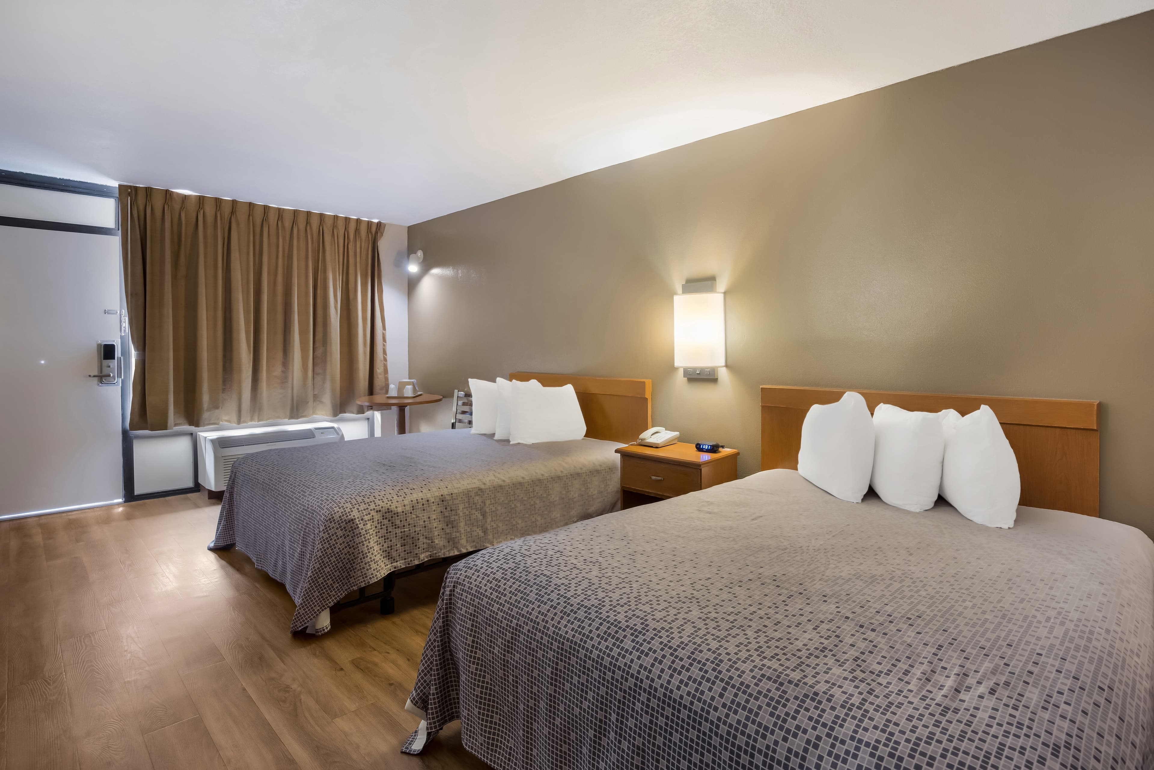 Econo Lodge Live Oak — 9