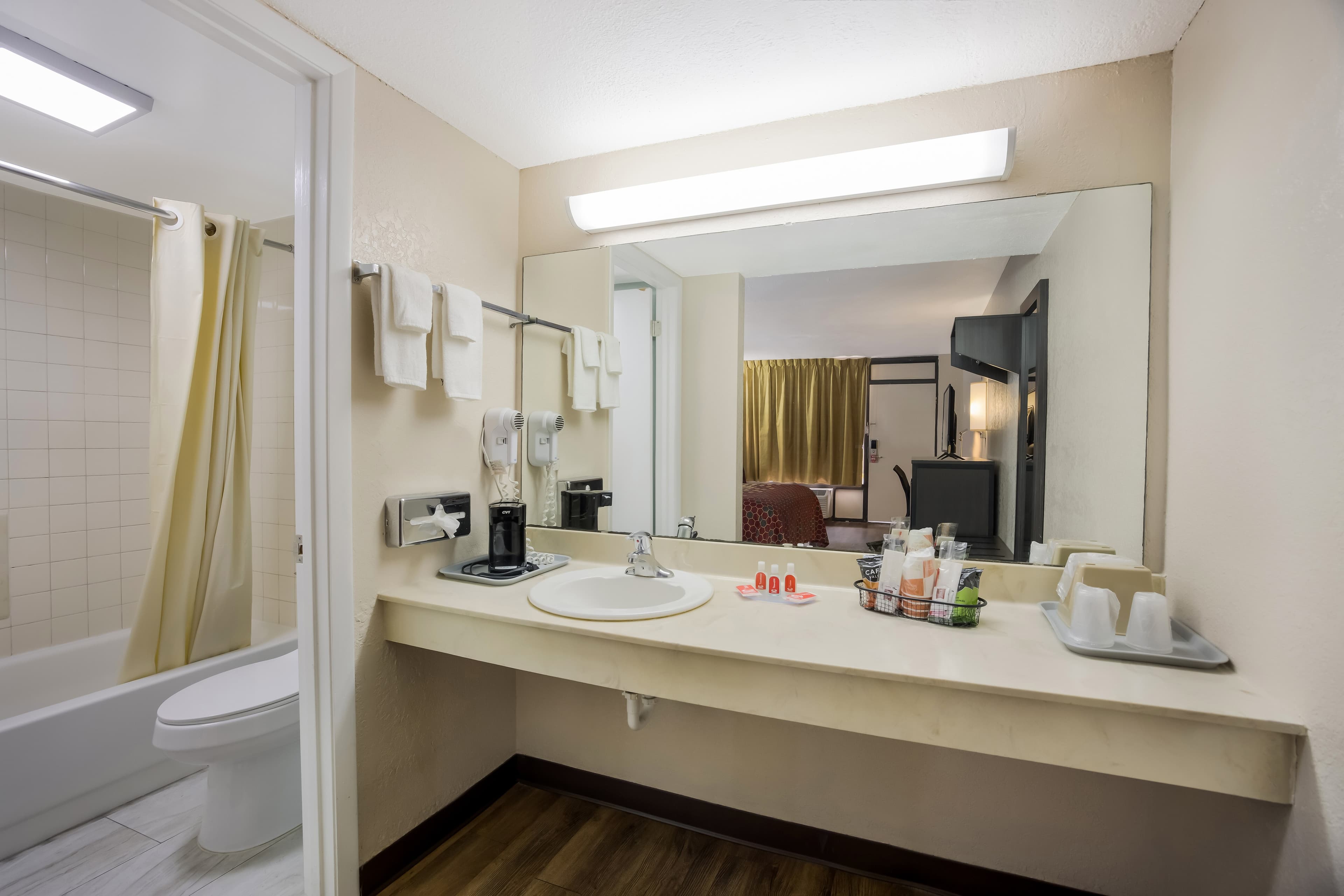 Econo Lodge Live Oak — 13