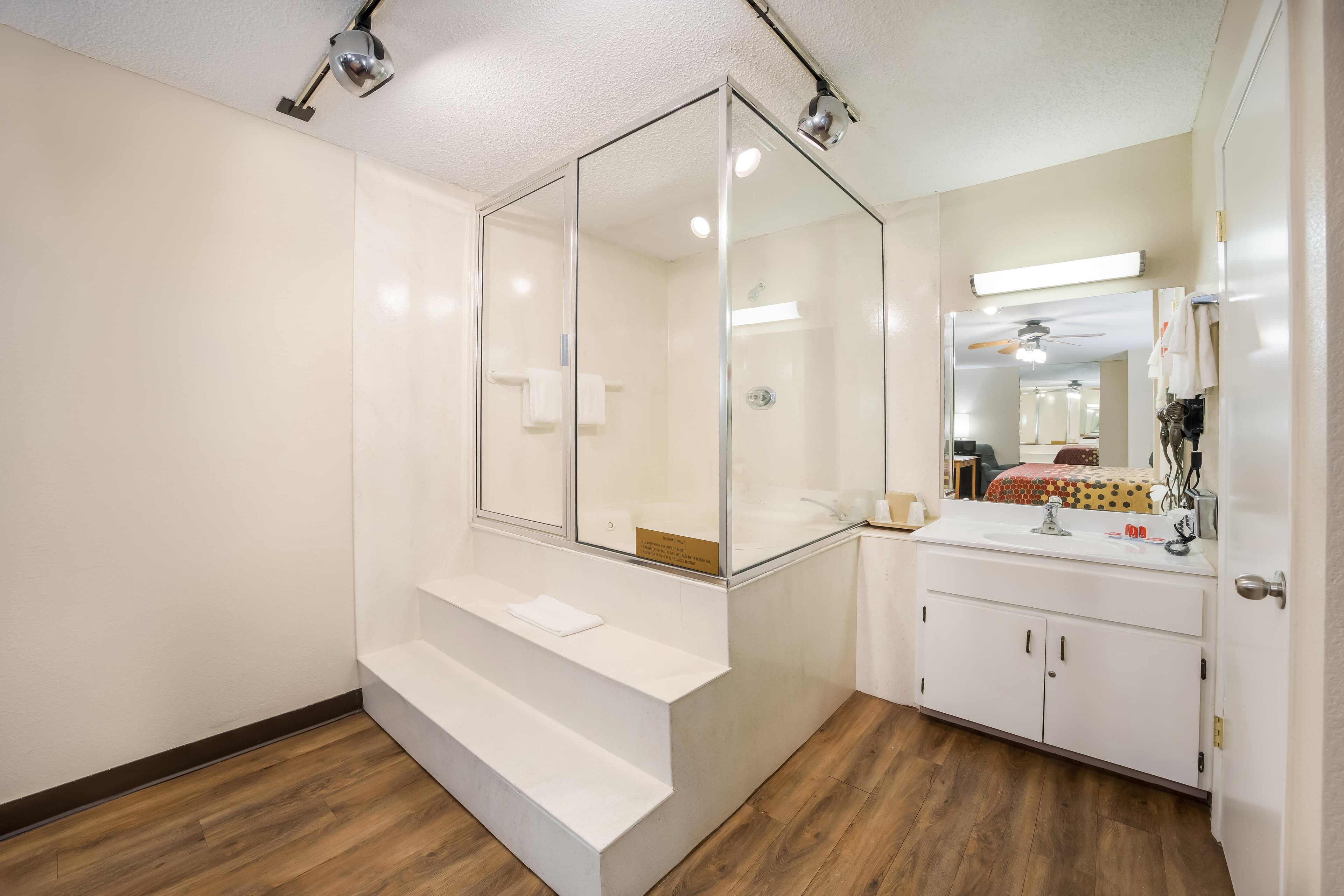 Econo Lodge Live Oak — 18