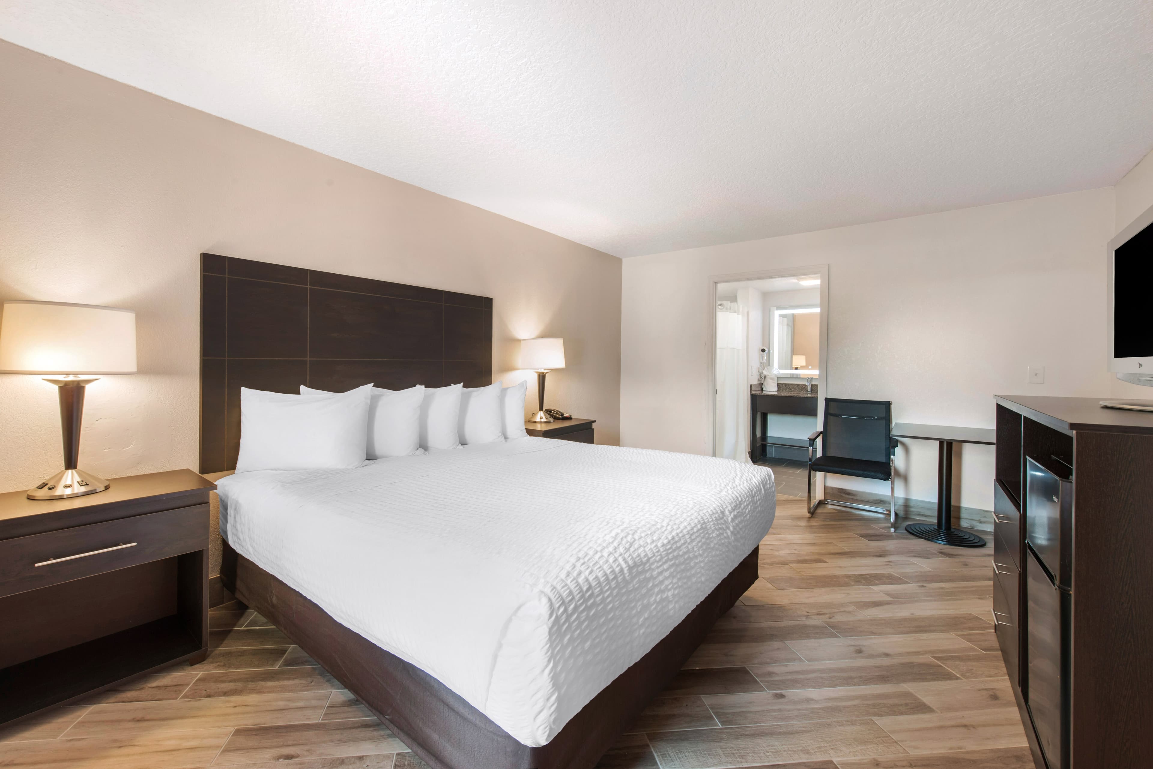 Clarion Inn & Suites Kissimmee-Lake Buena Vista South - Image 2