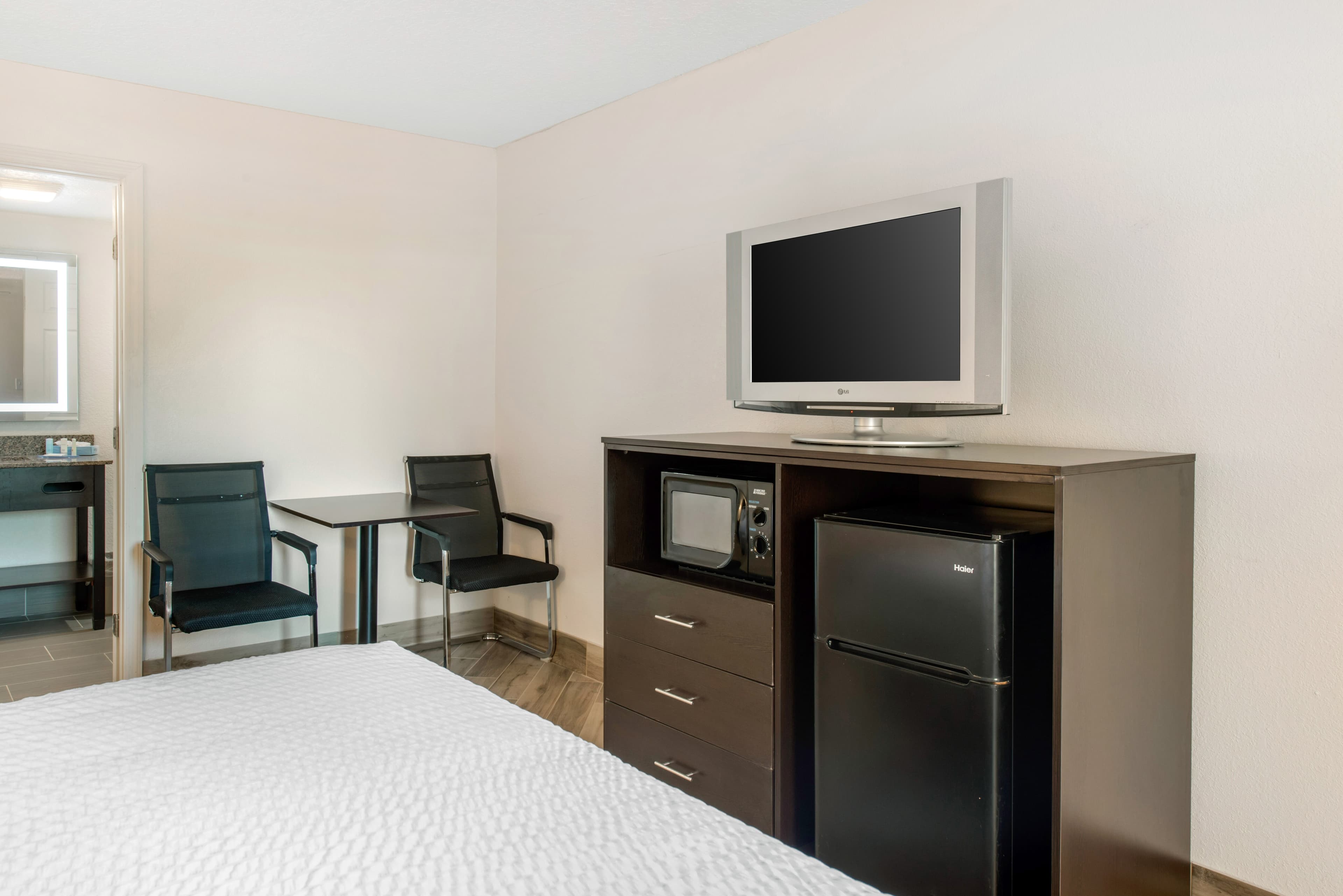 Clarion Inn & Suites Kissimmee-Lake Buena Vista South - Image 3
