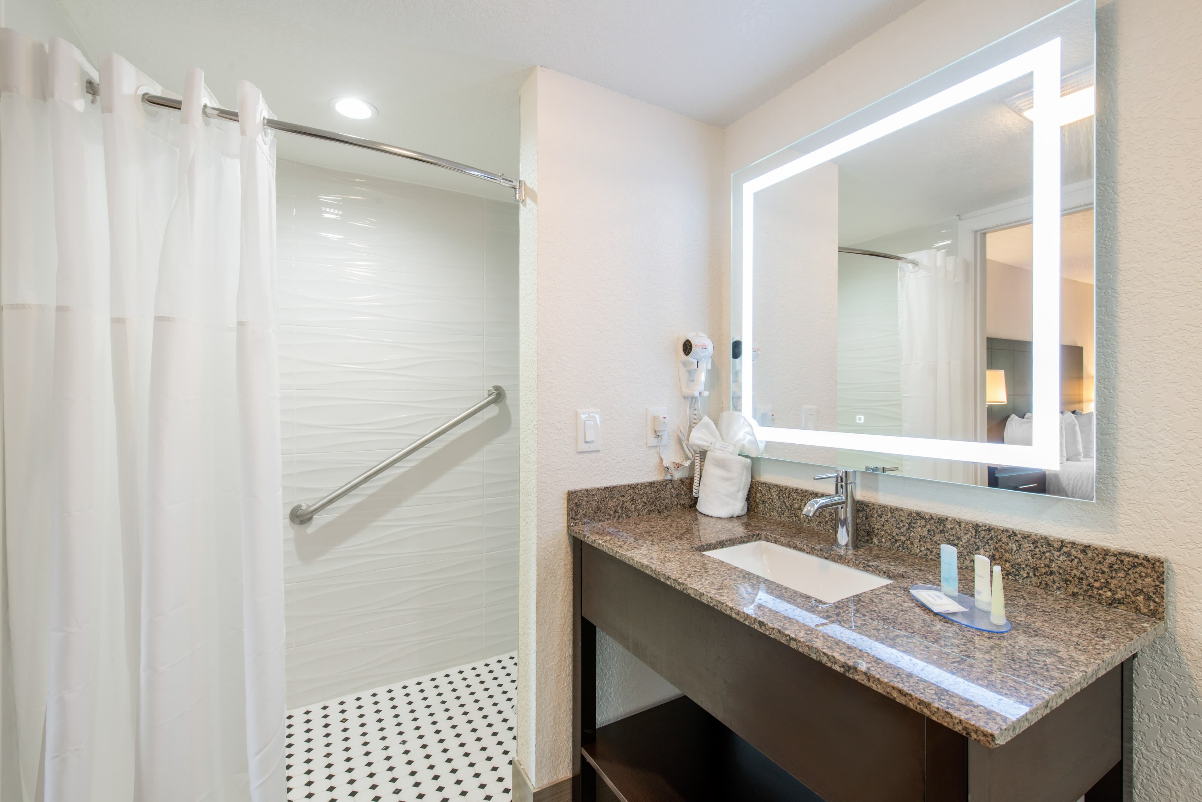 Clarion Inn & Suites Kissimmee-Lake Buena Vista South — 6