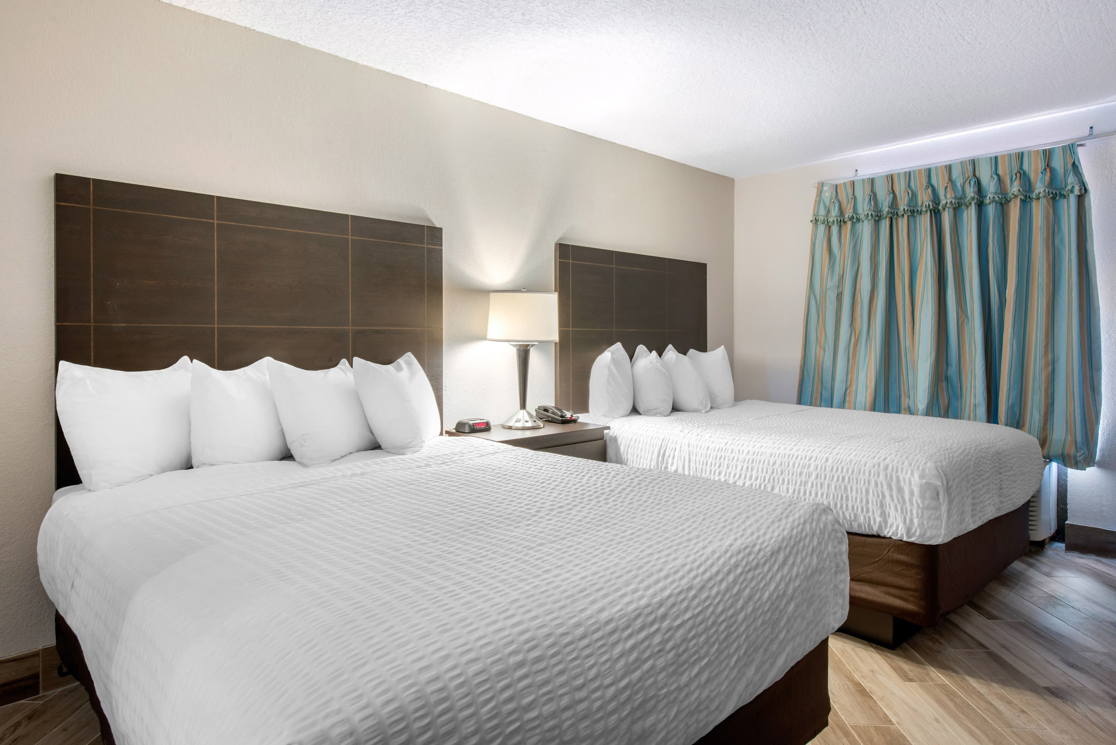 Clarion Inn & Suites Kissimmee-Lake Buena Vista South — 7