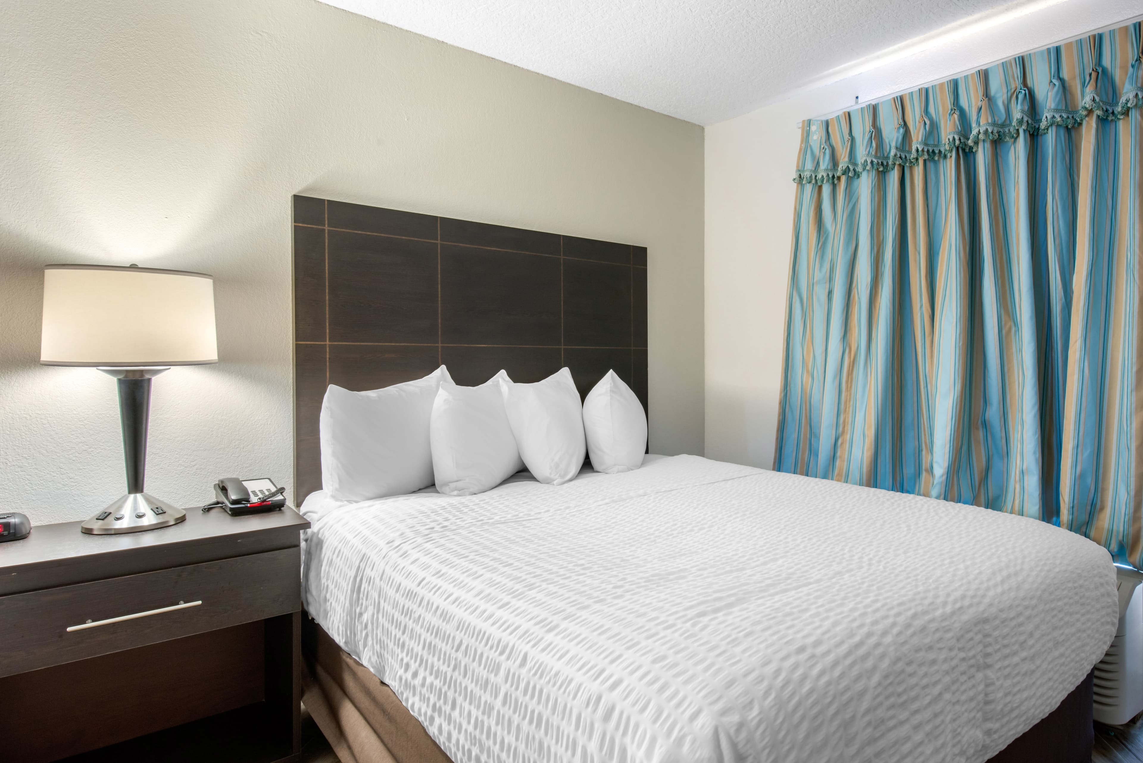 Clarion Inn & Suites Kissimmee-Lake Buena Vista South — 9