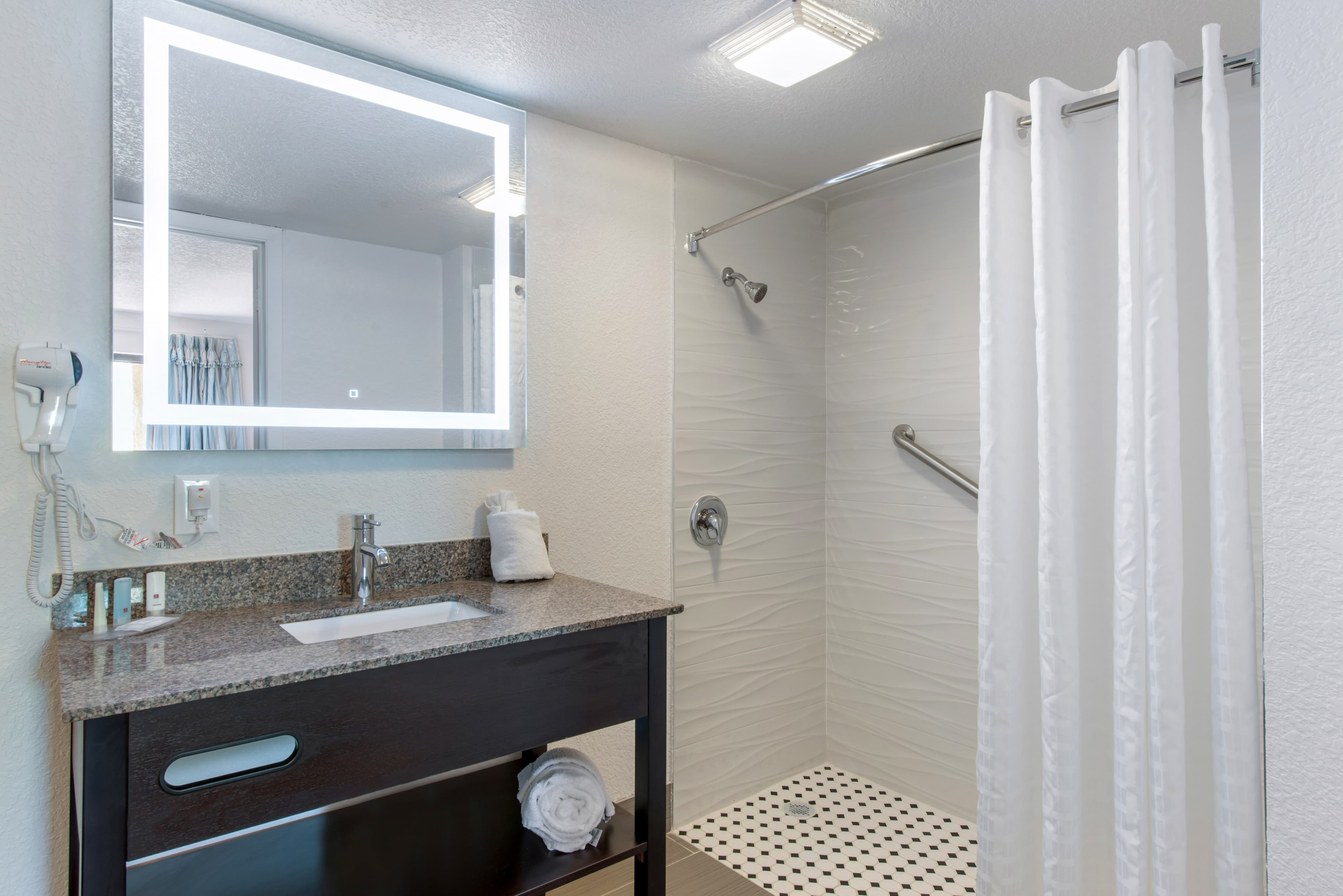 Clarion Inn & Suites Kissimmee-Lake Buena Vista South — 11
