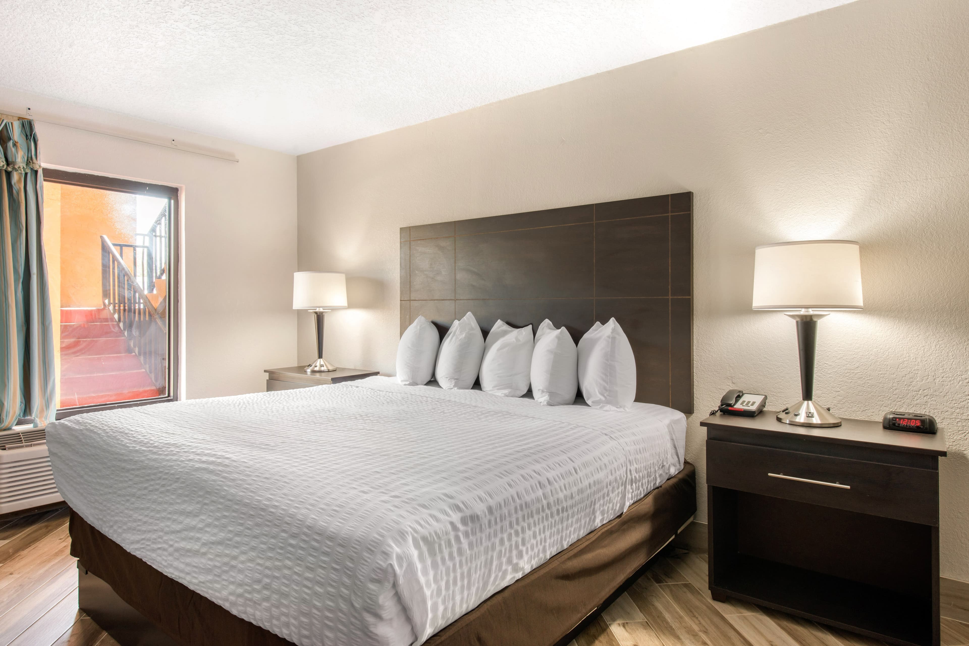 Clarion Inn & Suites Kissimmee-Lake Buena Vista South — 25