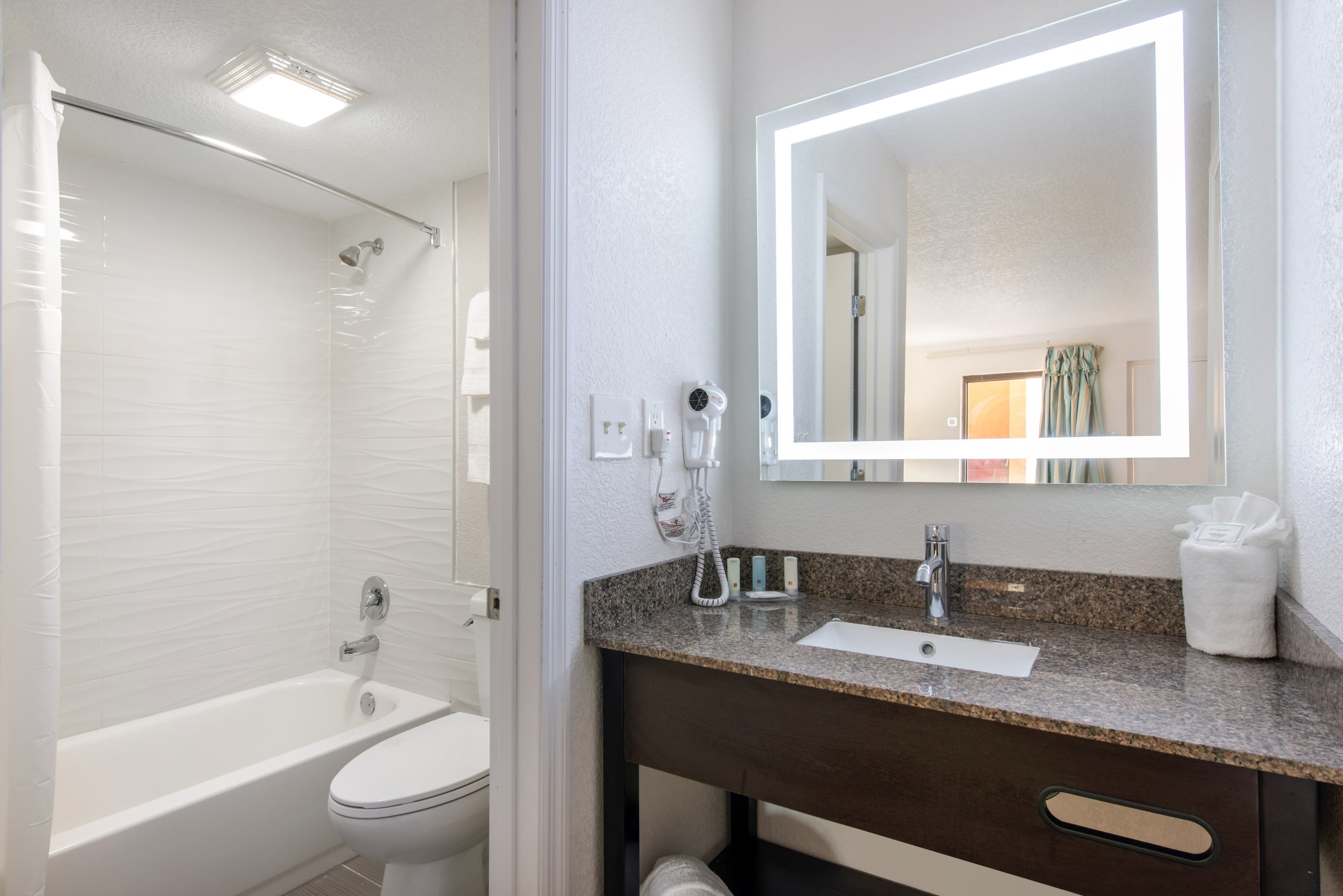 Clarion Inn & Suites Kissimmee-Lake Buena Vista South — 28