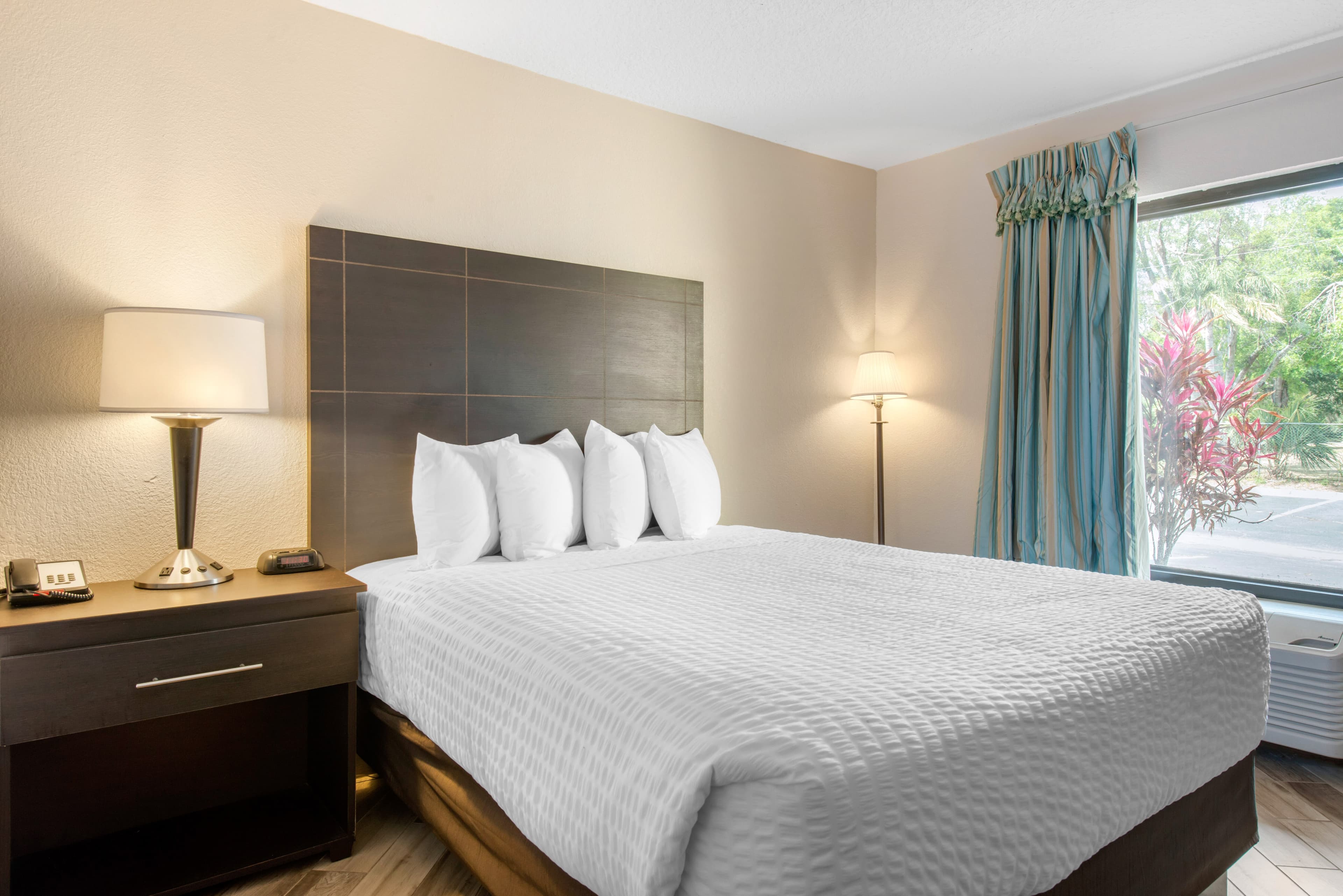 Clarion Inn & Suites Kissimmee-Lake Buena Vista South — 32