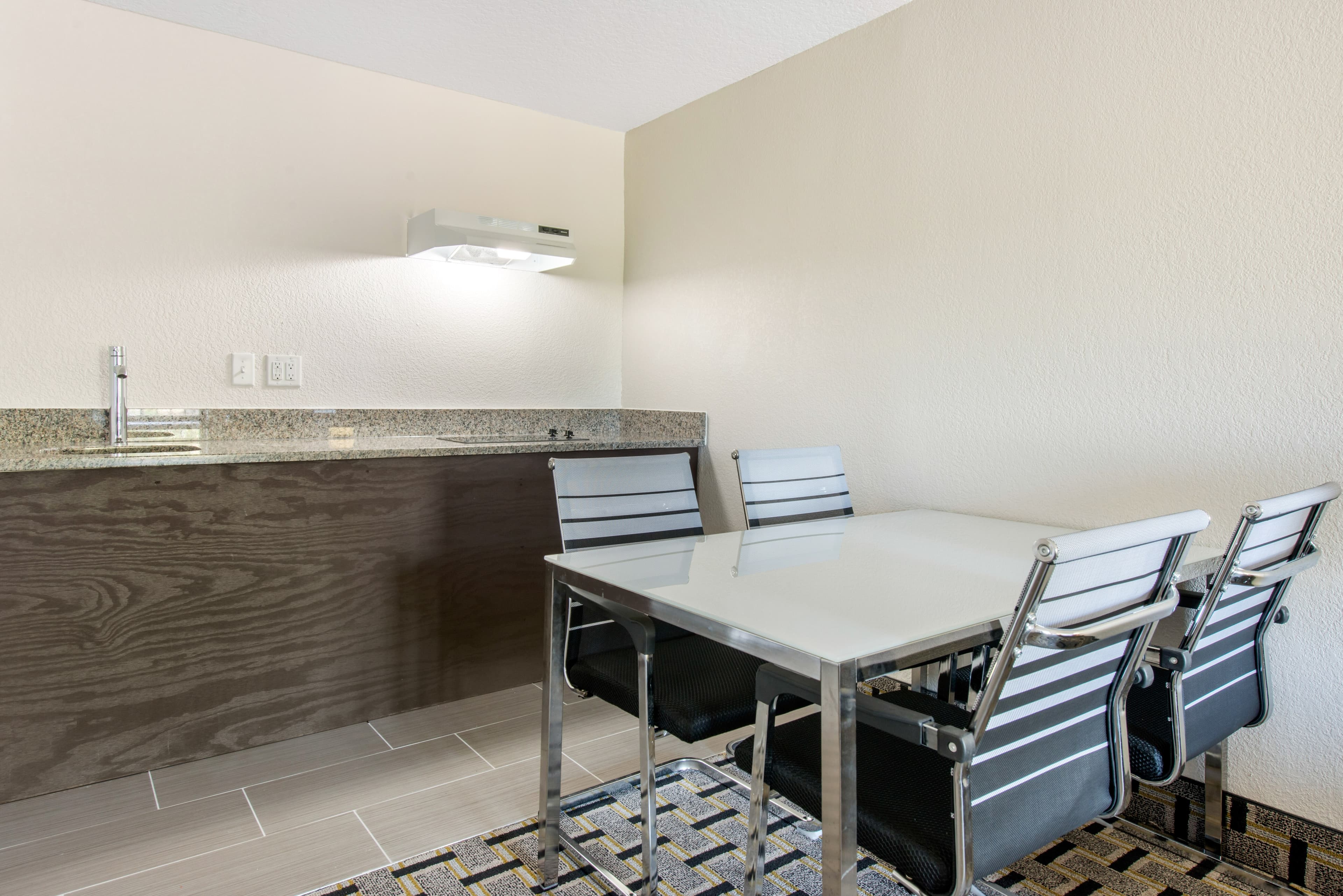 Clarion Inn & Suites Kissimmee-Lake Buena Vista South — 19