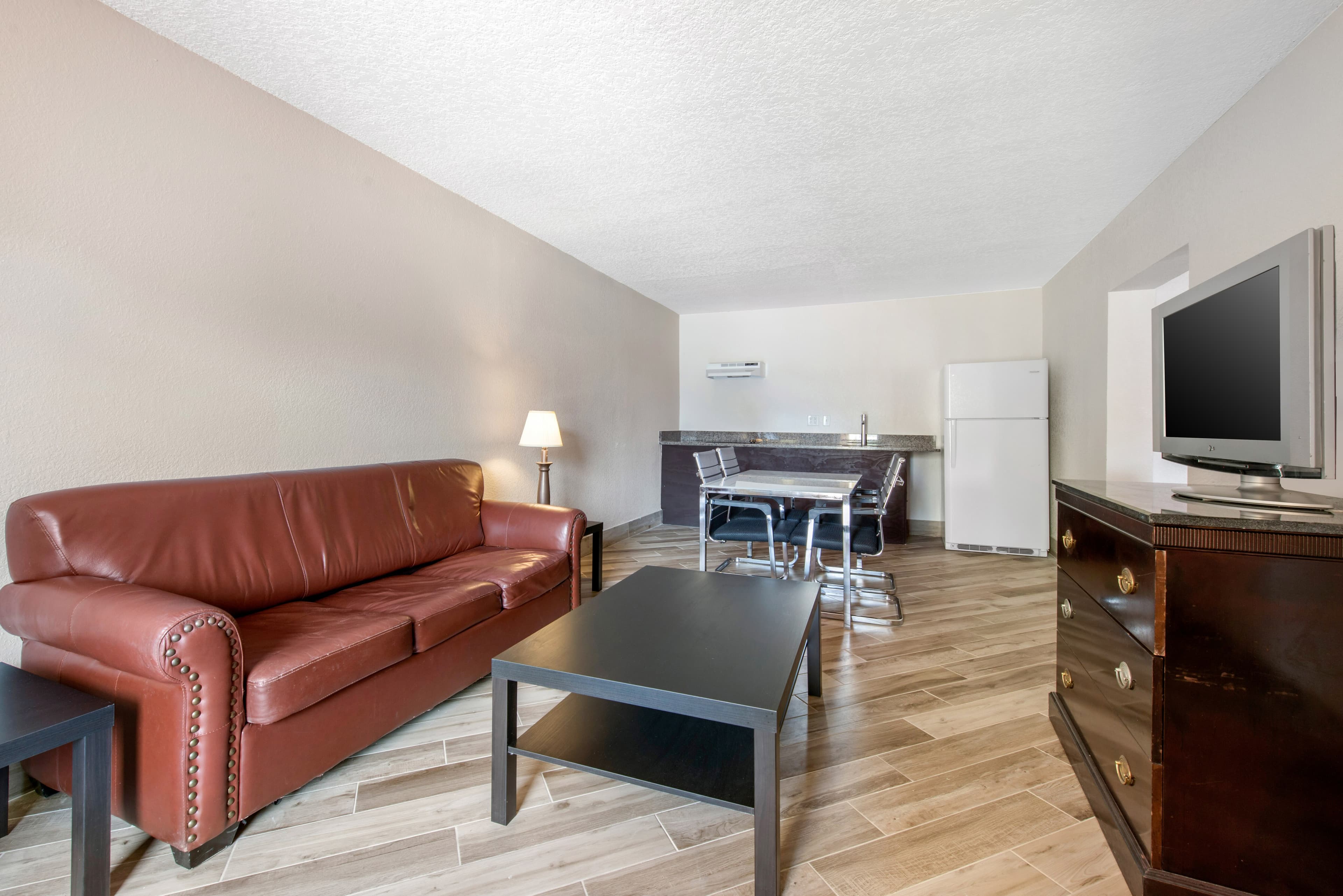 Clarion Inn & Suites Kissimmee-Lake Buena Vista South — 17