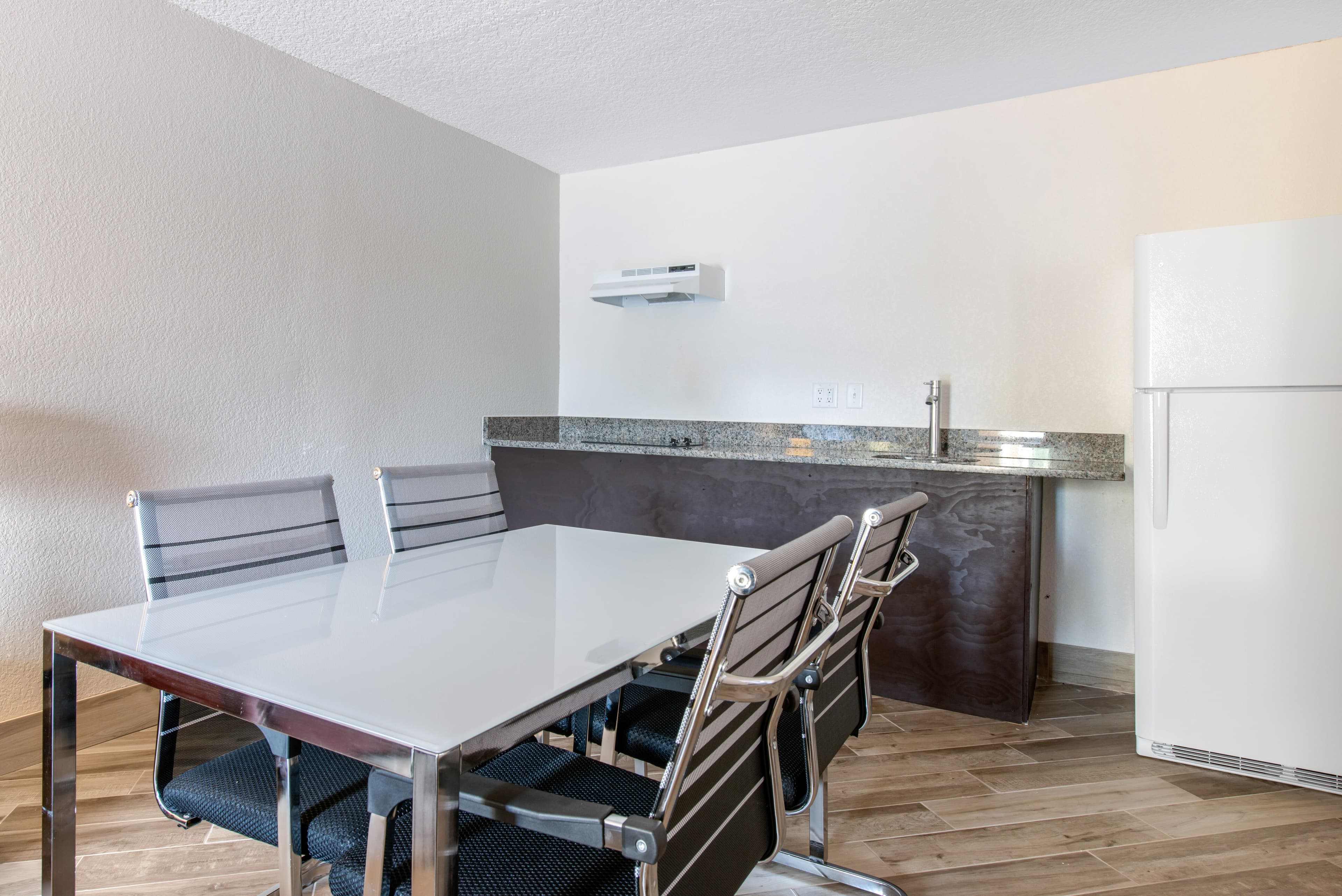 Clarion Inn & Suites Kissimmee-Lake Buena Vista South — 18