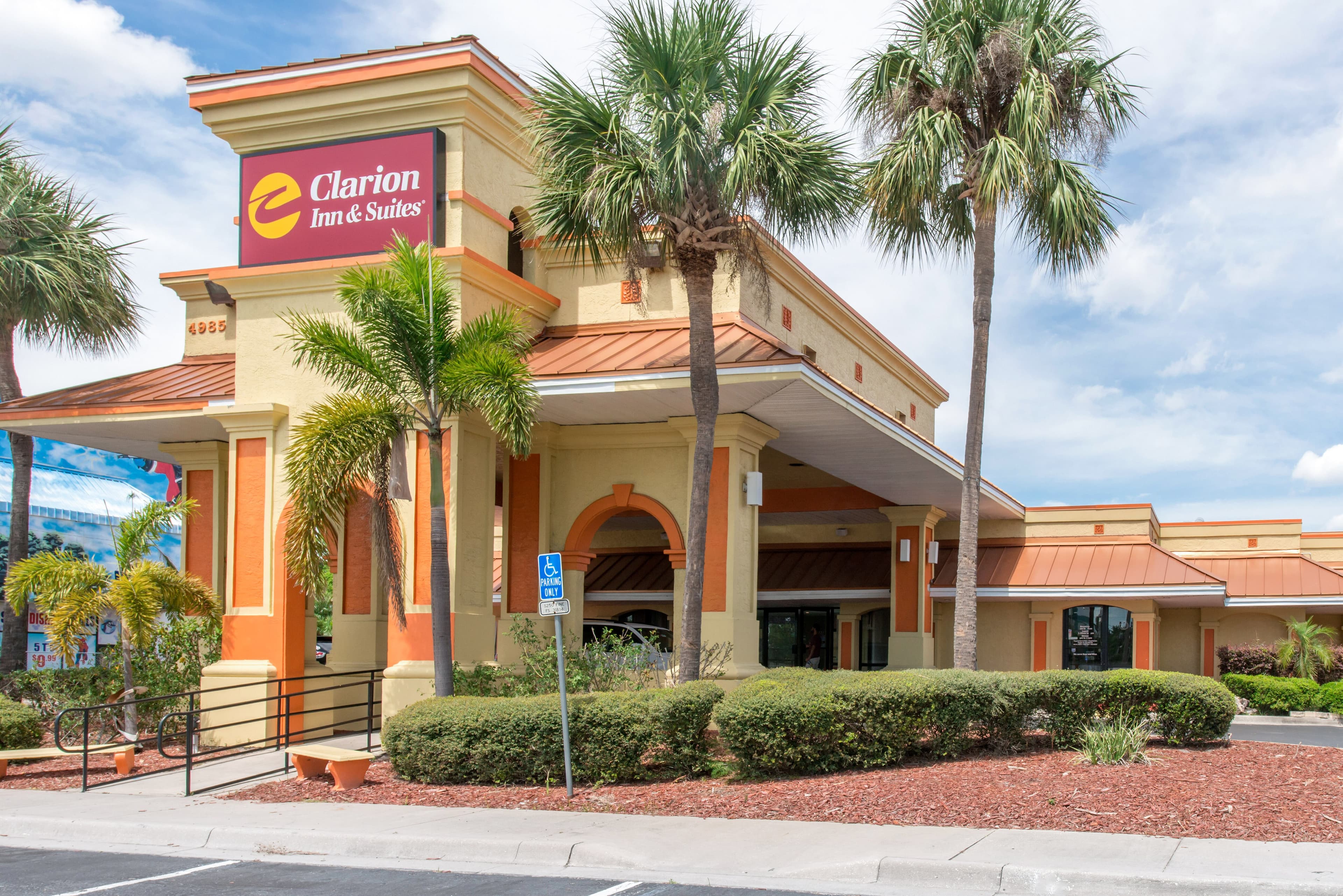 Clarion Inn & Suites Kissimmee-Lake Buena Vista South - Image 1
