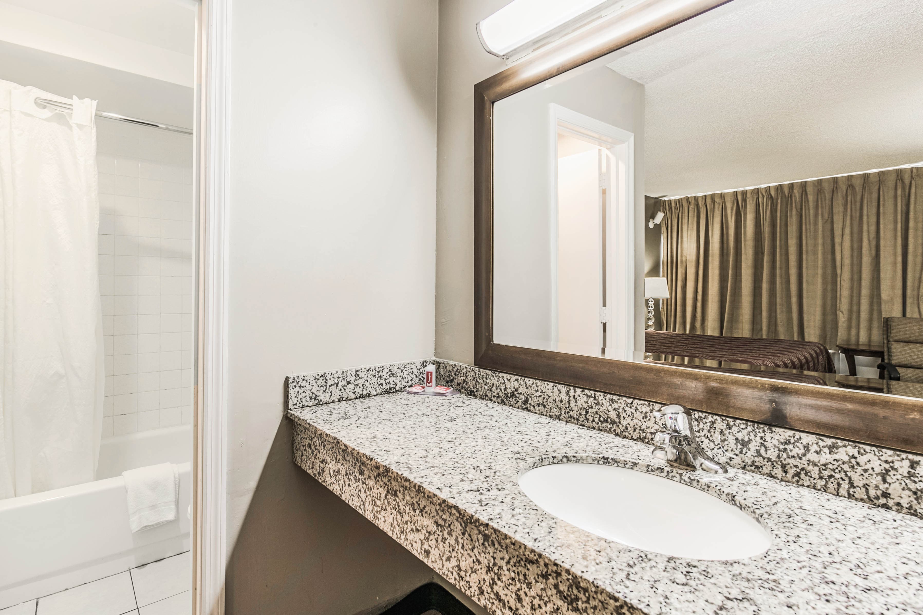 Econo Lodge Tallahassee I-10 near University — 21