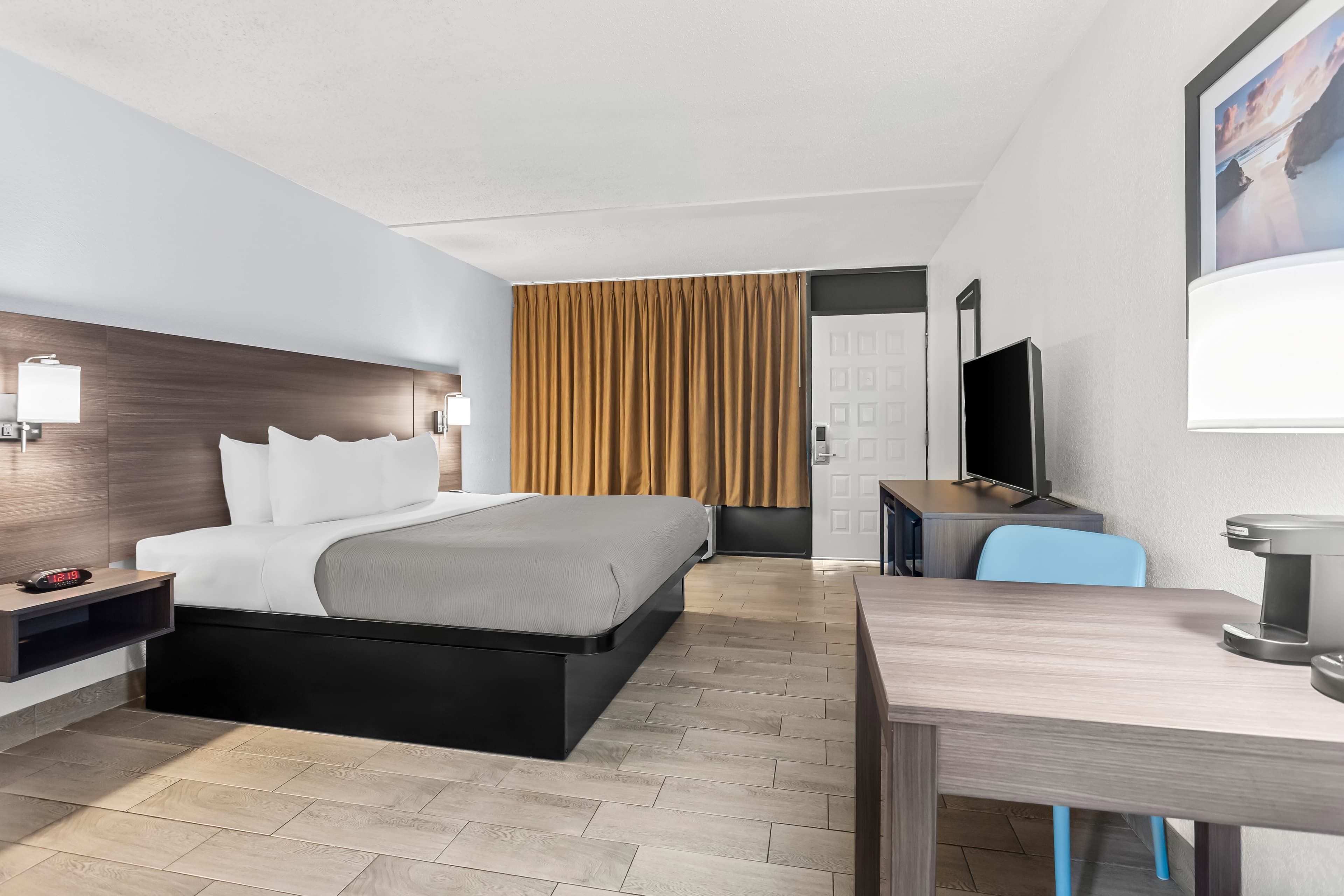 Quality Inn & Suites at Tropicana Field - Image 4