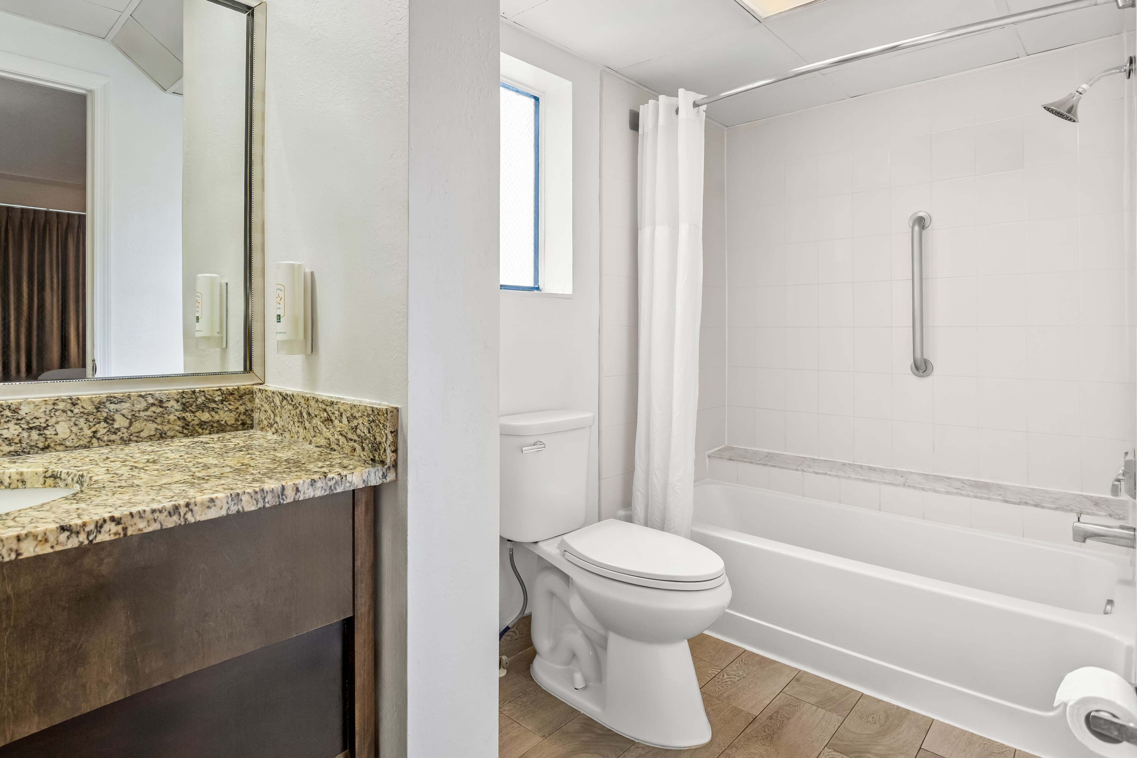 Quality Inn & Suites at Tropicana Field - Image 5