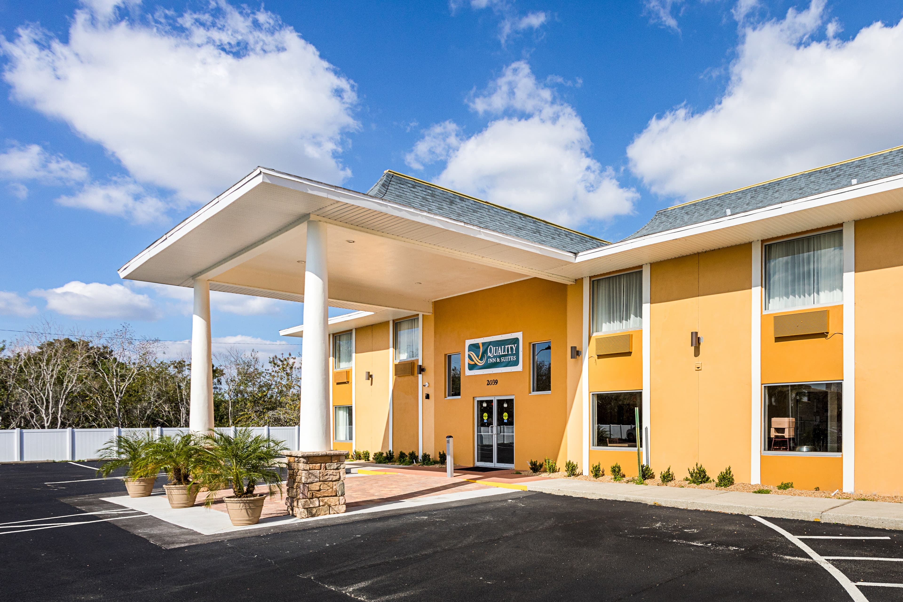Quality Inn & Suites Heritage Park - Image 1