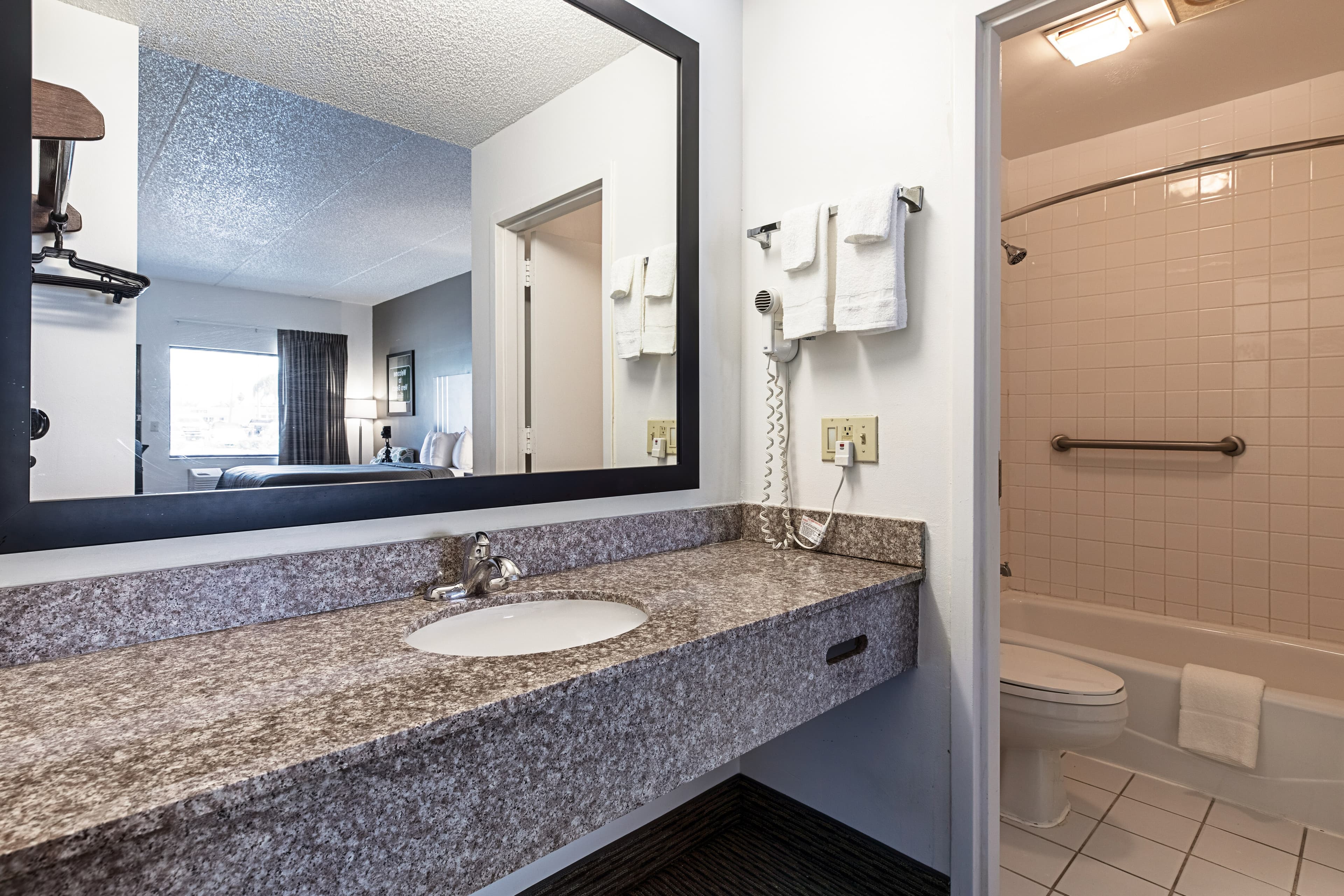 Econo Lodge Vero Beach - Downtown — 16