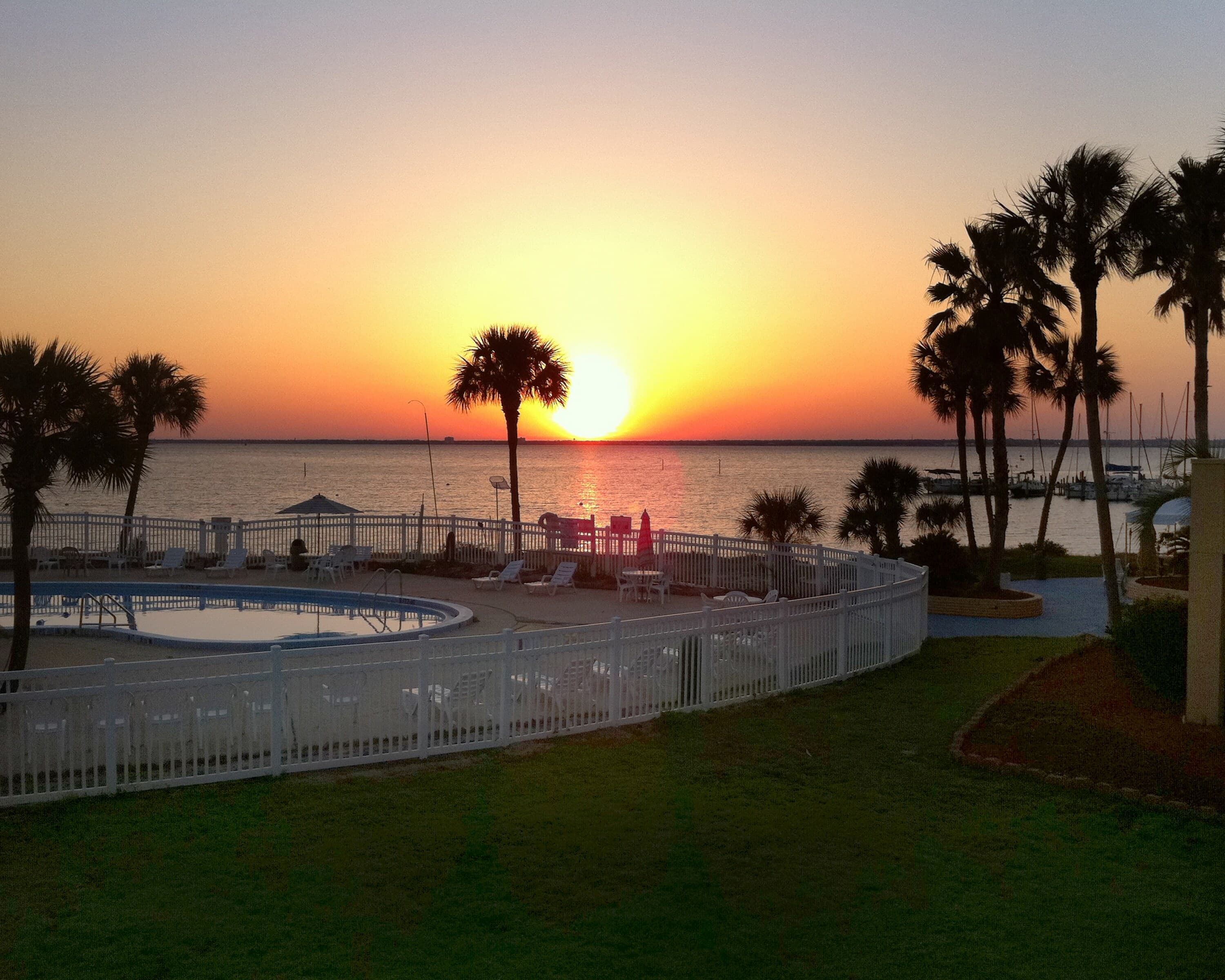 Quality Inn & Suites Gulf Breeze Bayside near Pensacola Beach - Image 1