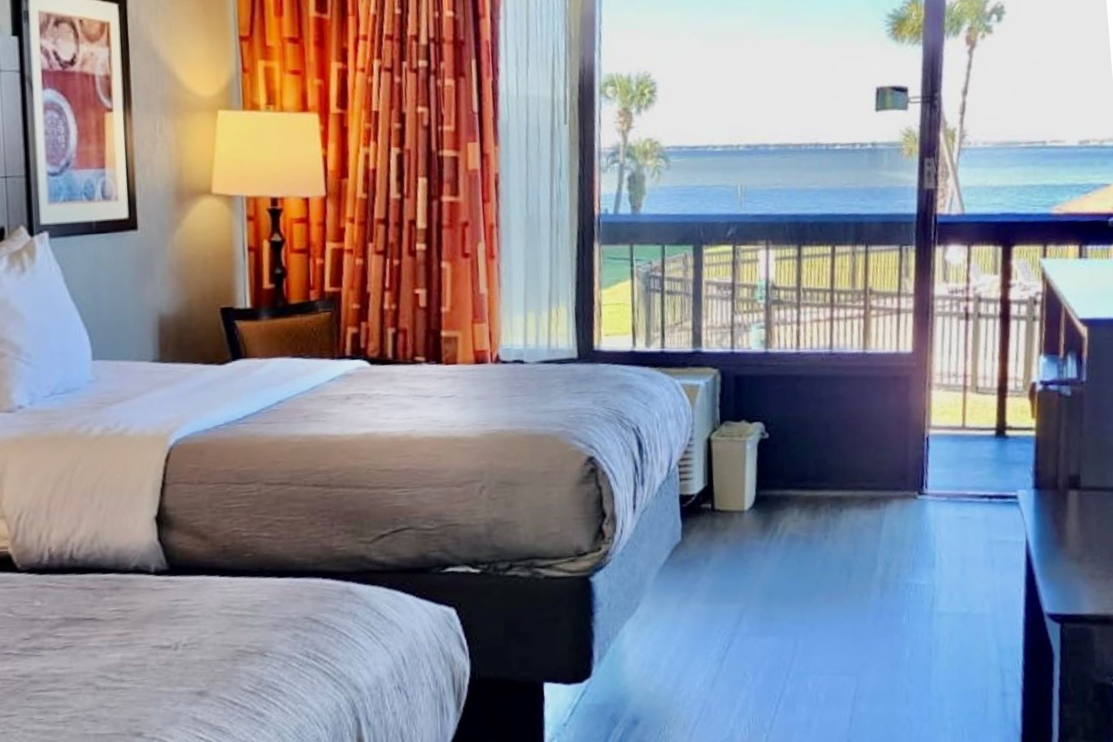 Quality Inn & Suites Gulf Breeze Bayside near Pensacola Beach - Image 4