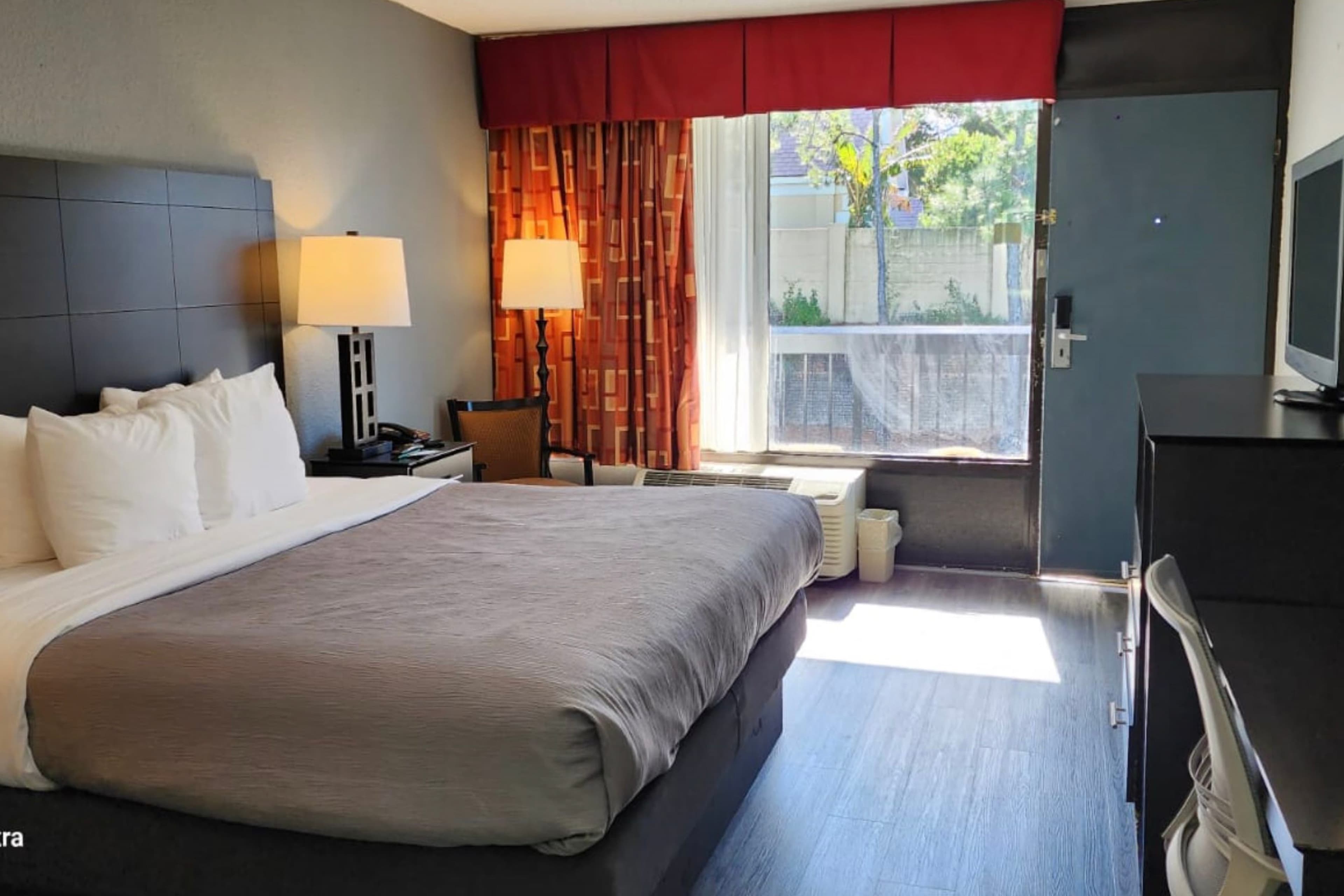 Quality Inn & Suites Gulf Breeze Bayside near Pensacola Beach - Image 2