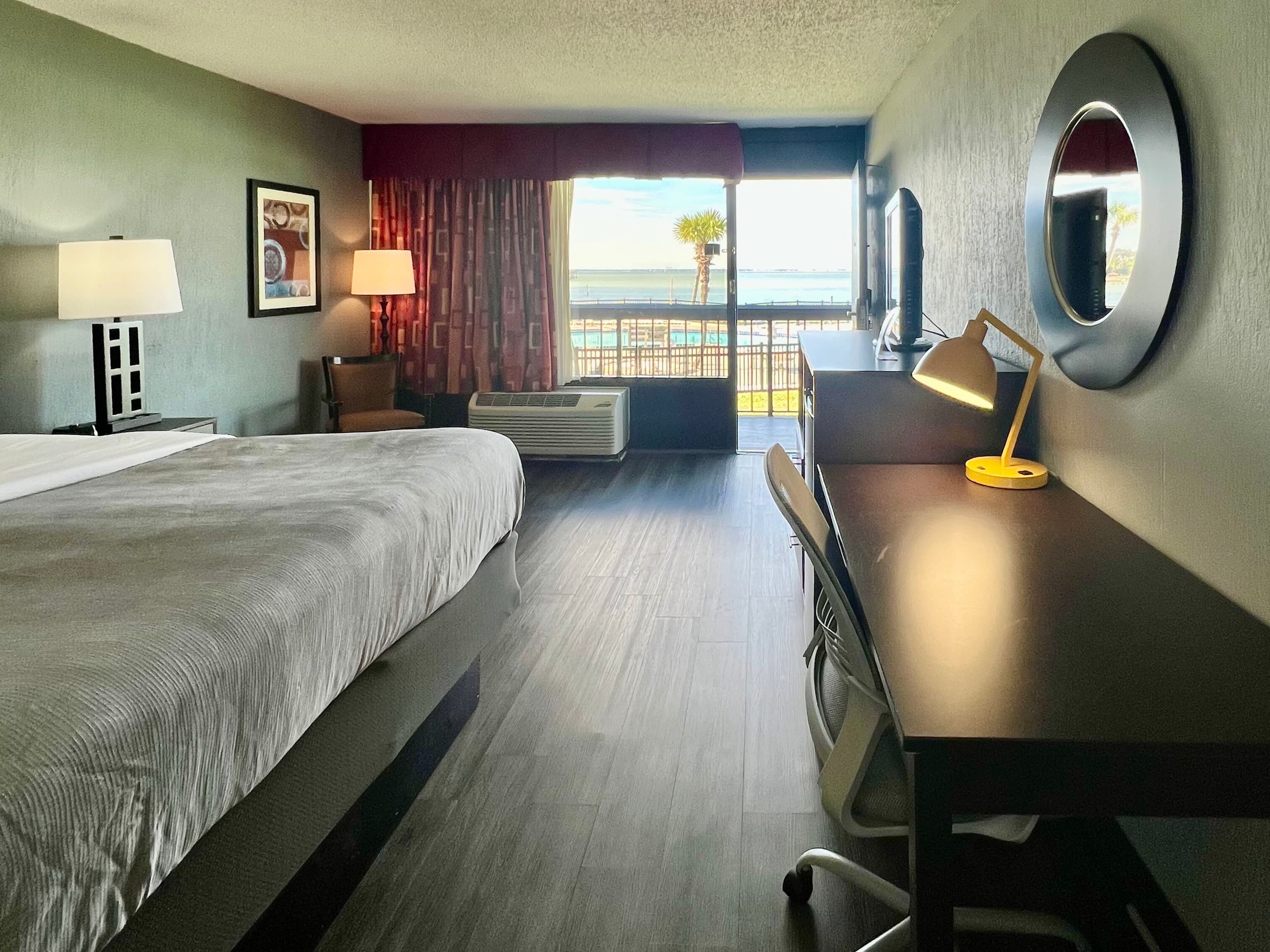 Quality Inn & Suites Gulf Breeze Bayside near Pensacola Beach — 8
