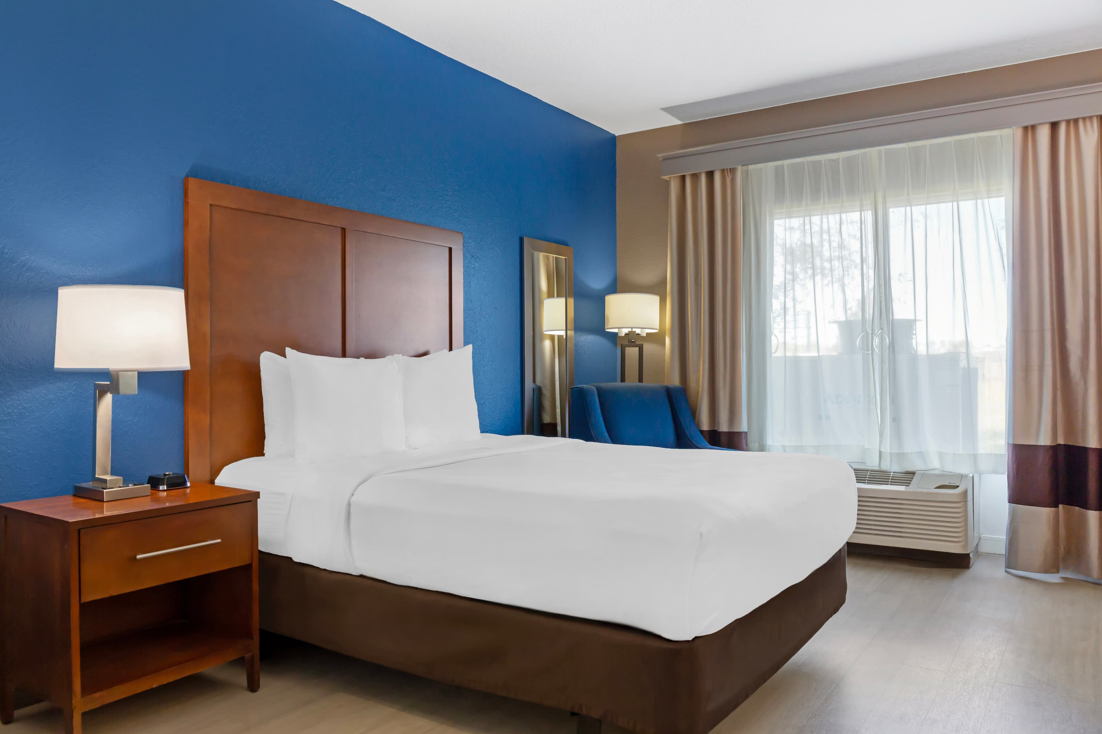 Comfort Inn & Suites Orlando North - Image 2