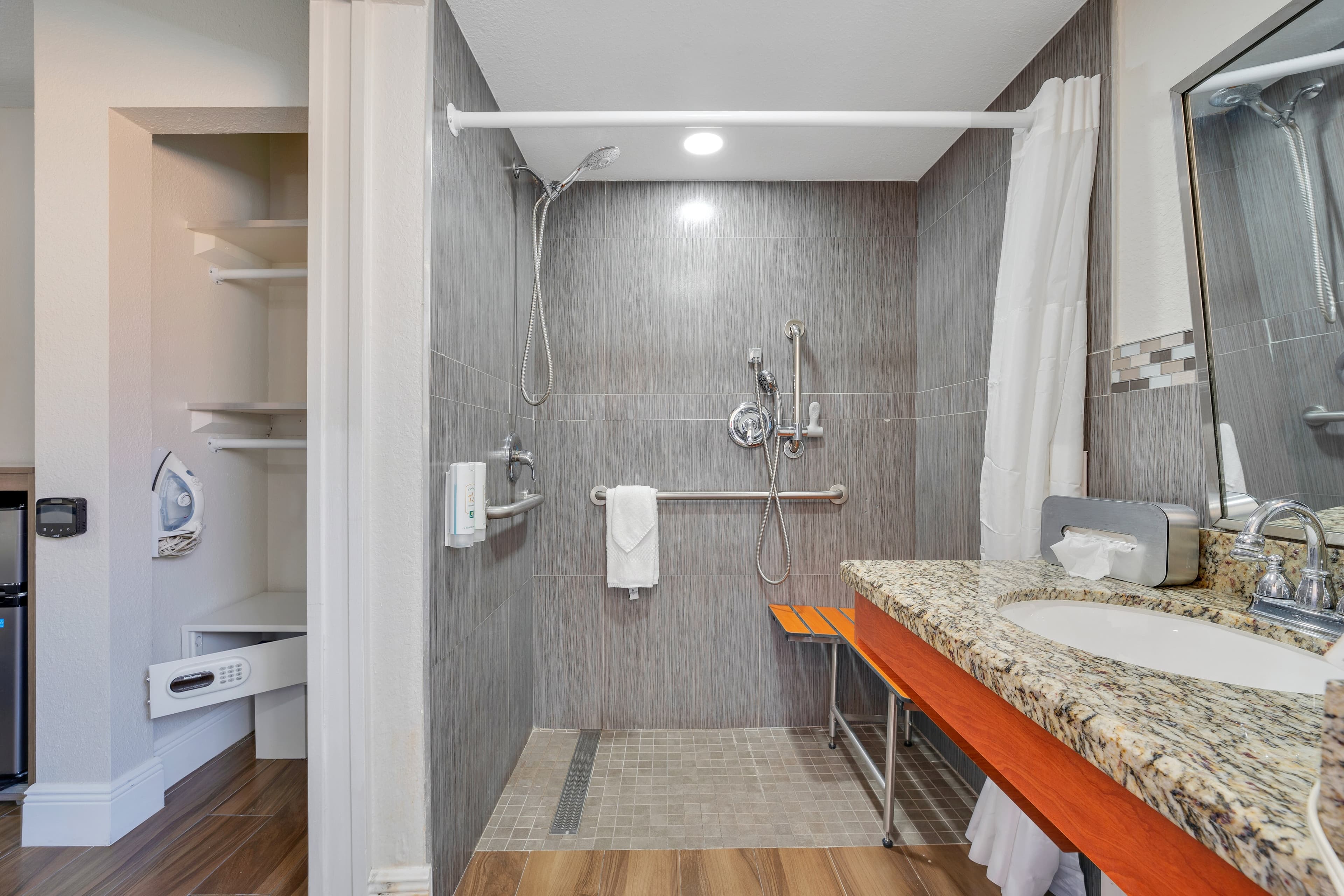 Quality Inn & Suites Airport/Cruise Port Hollywood — 10
