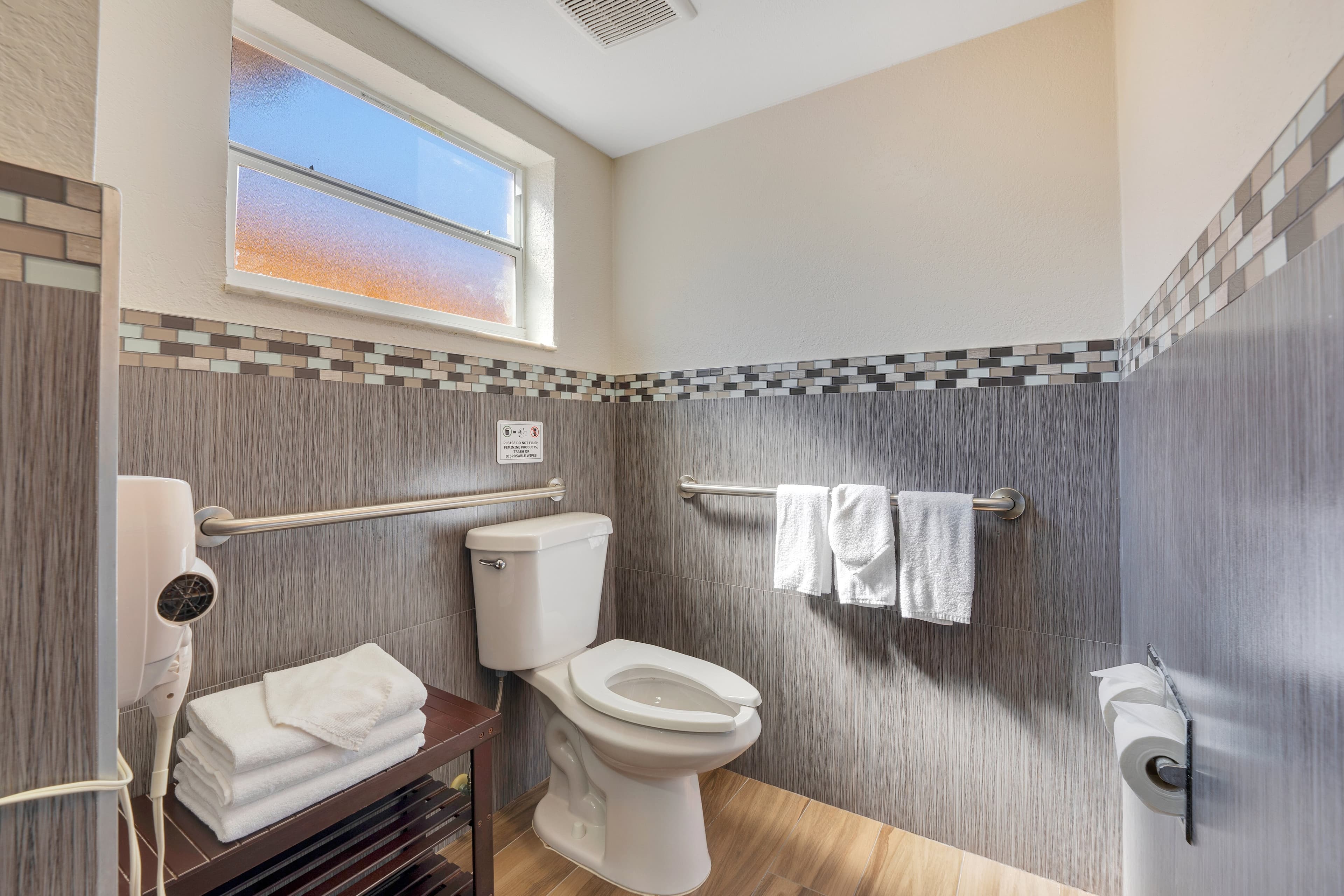 Quality Inn & Suites Airport/Cruise Port Hollywood — 12