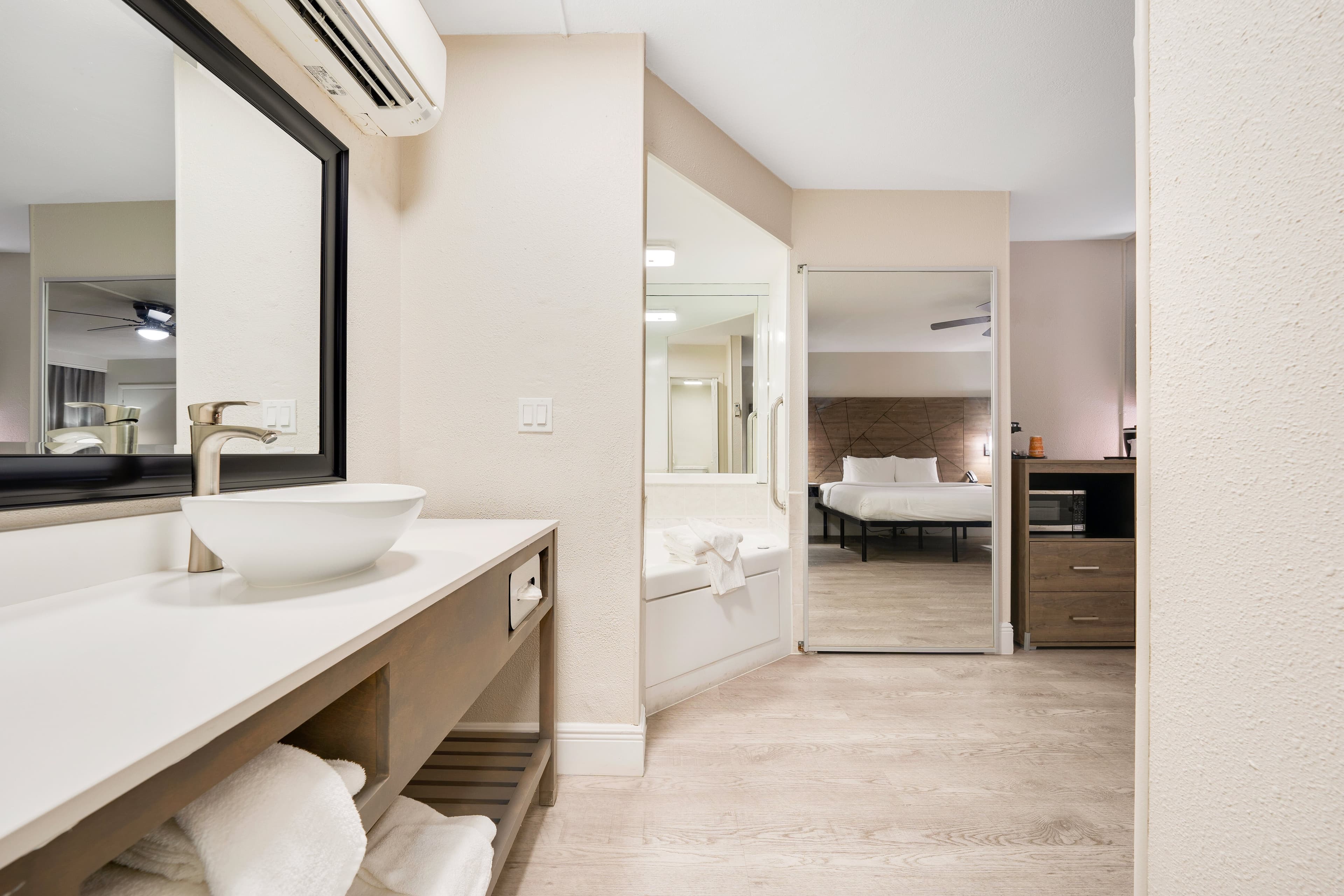 Quality Inn & Suites Airport/Cruise Port Hollywood — 28