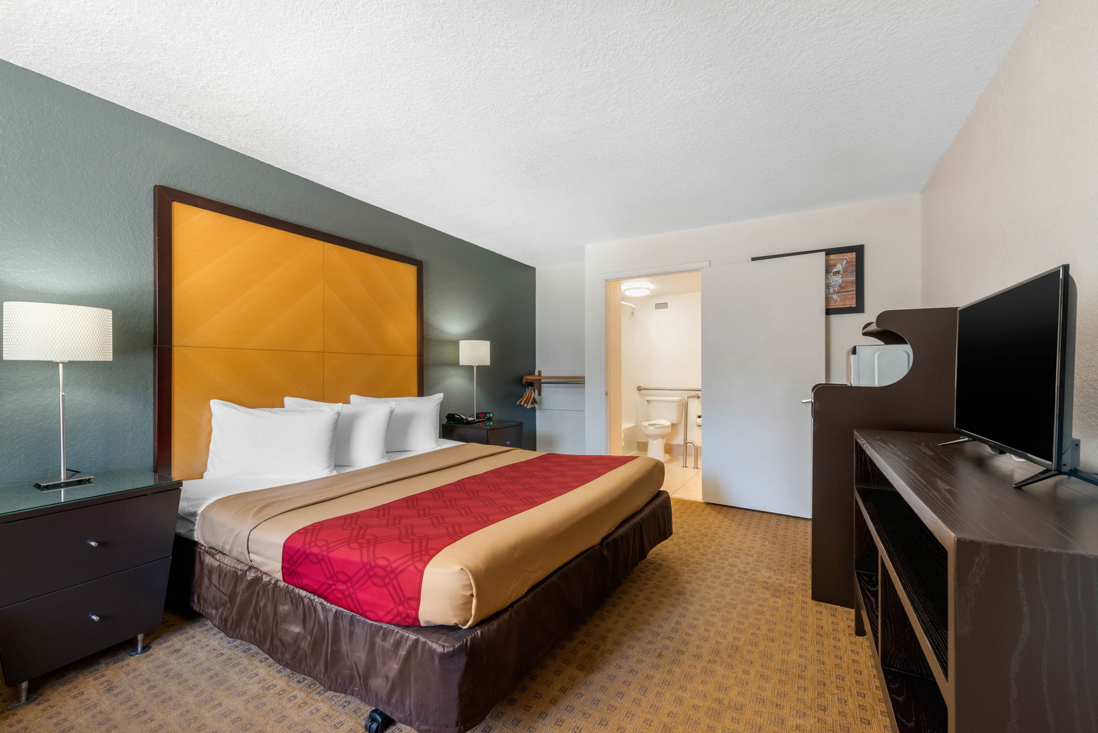 Econo Lodge Airport @ RJ Stadium — 9