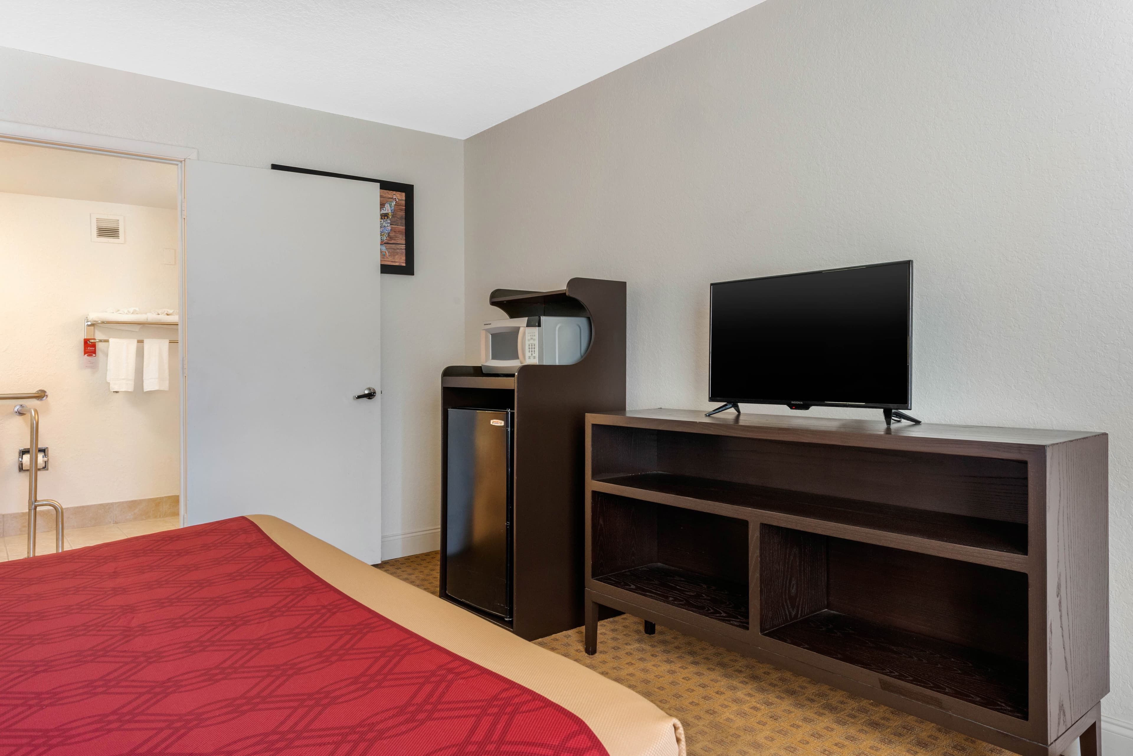 Econo Lodge Airport @ RJ Stadium — 11