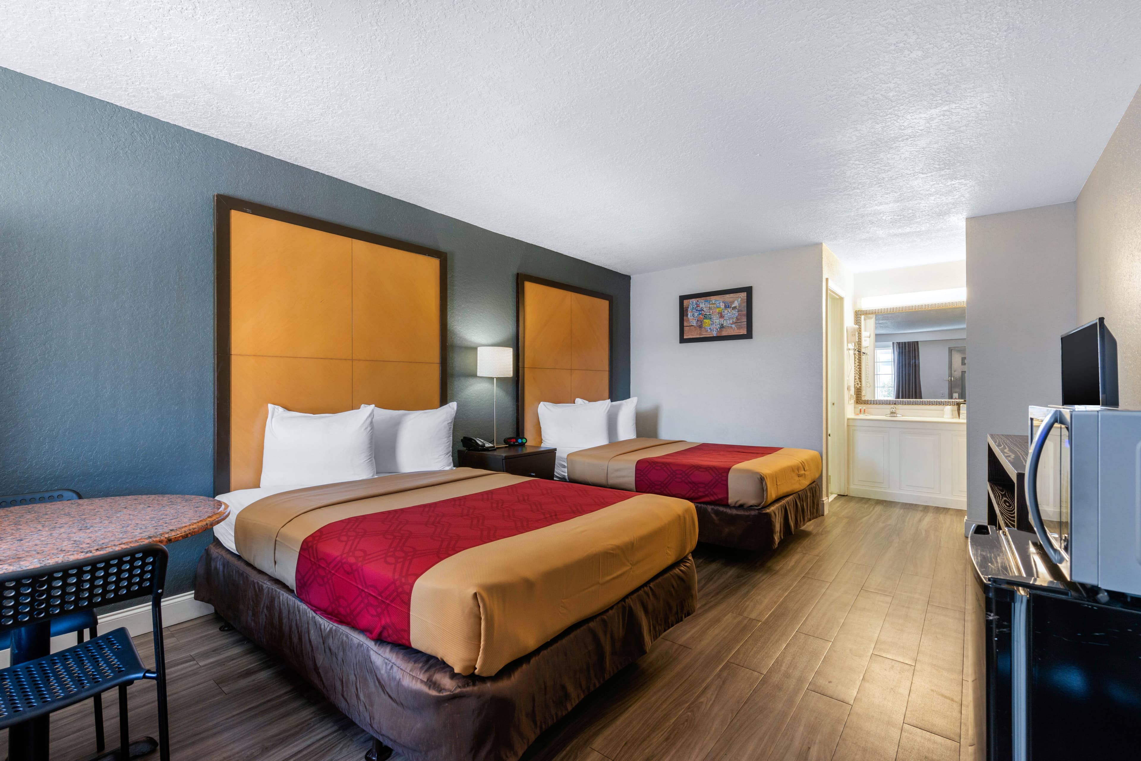 Econo Lodge Airport @ RJ Stadium - Image 2