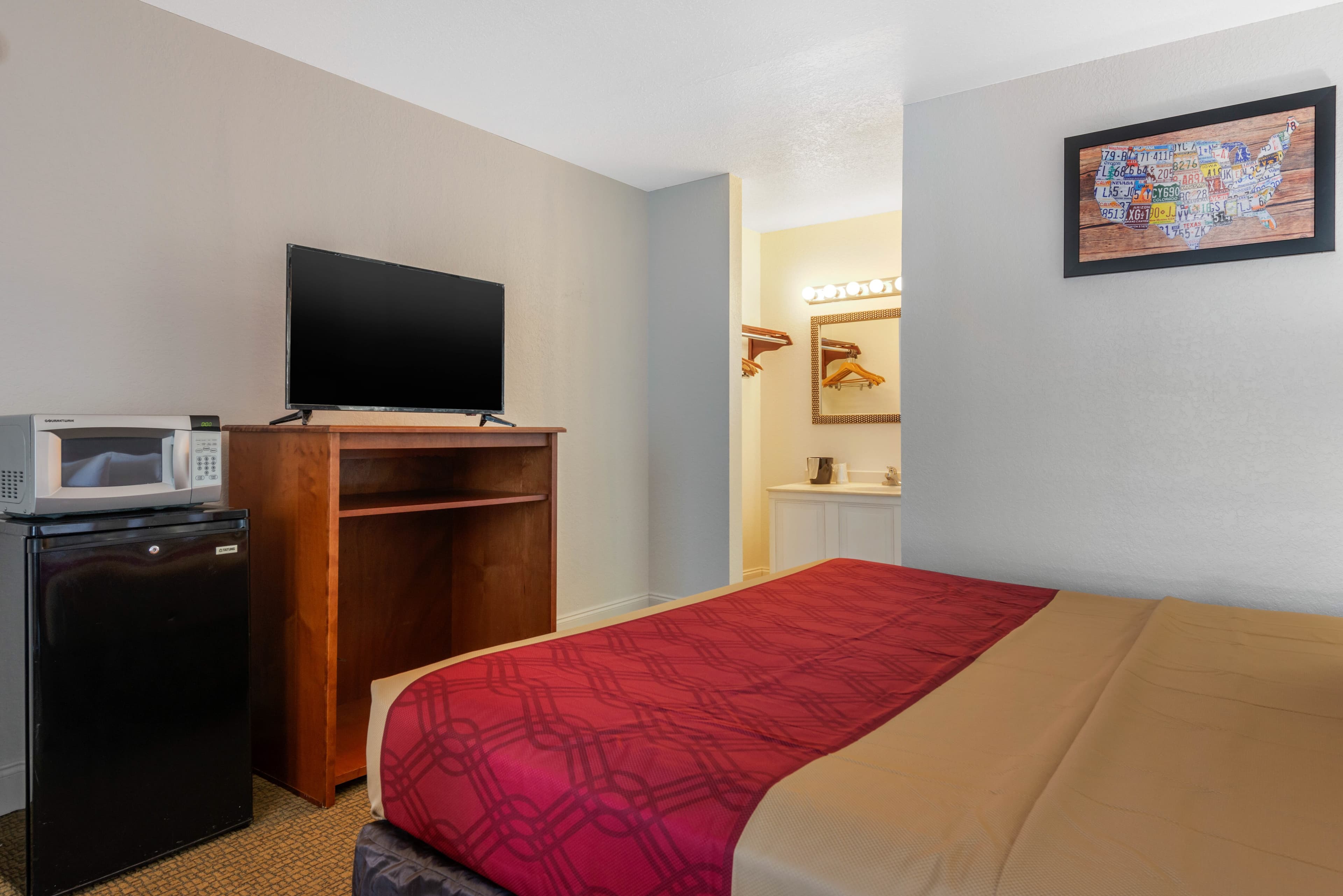 Econo Lodge Airport @ RJ Stadium — 16