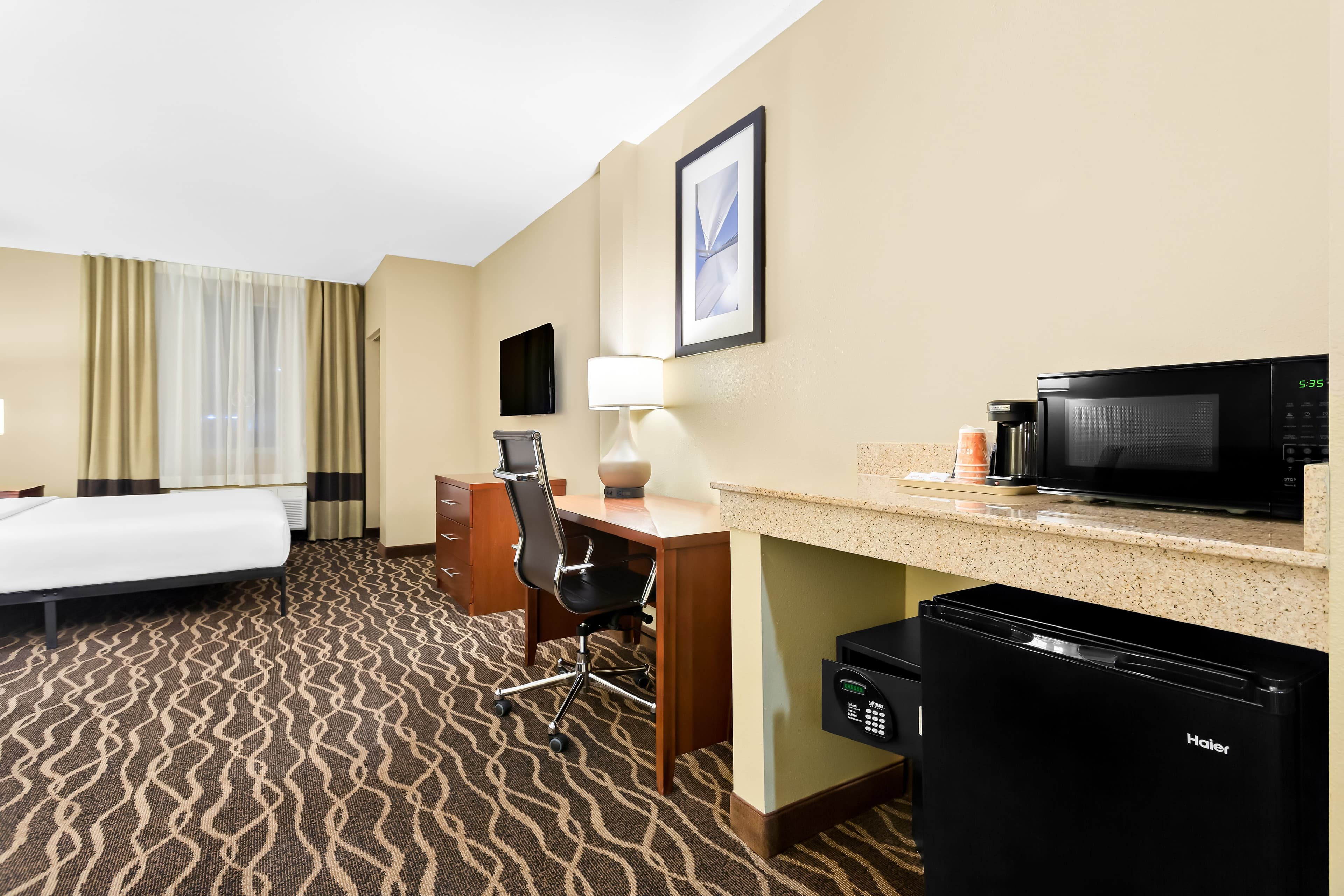 Comfort Suites Tampa Airport North — 7