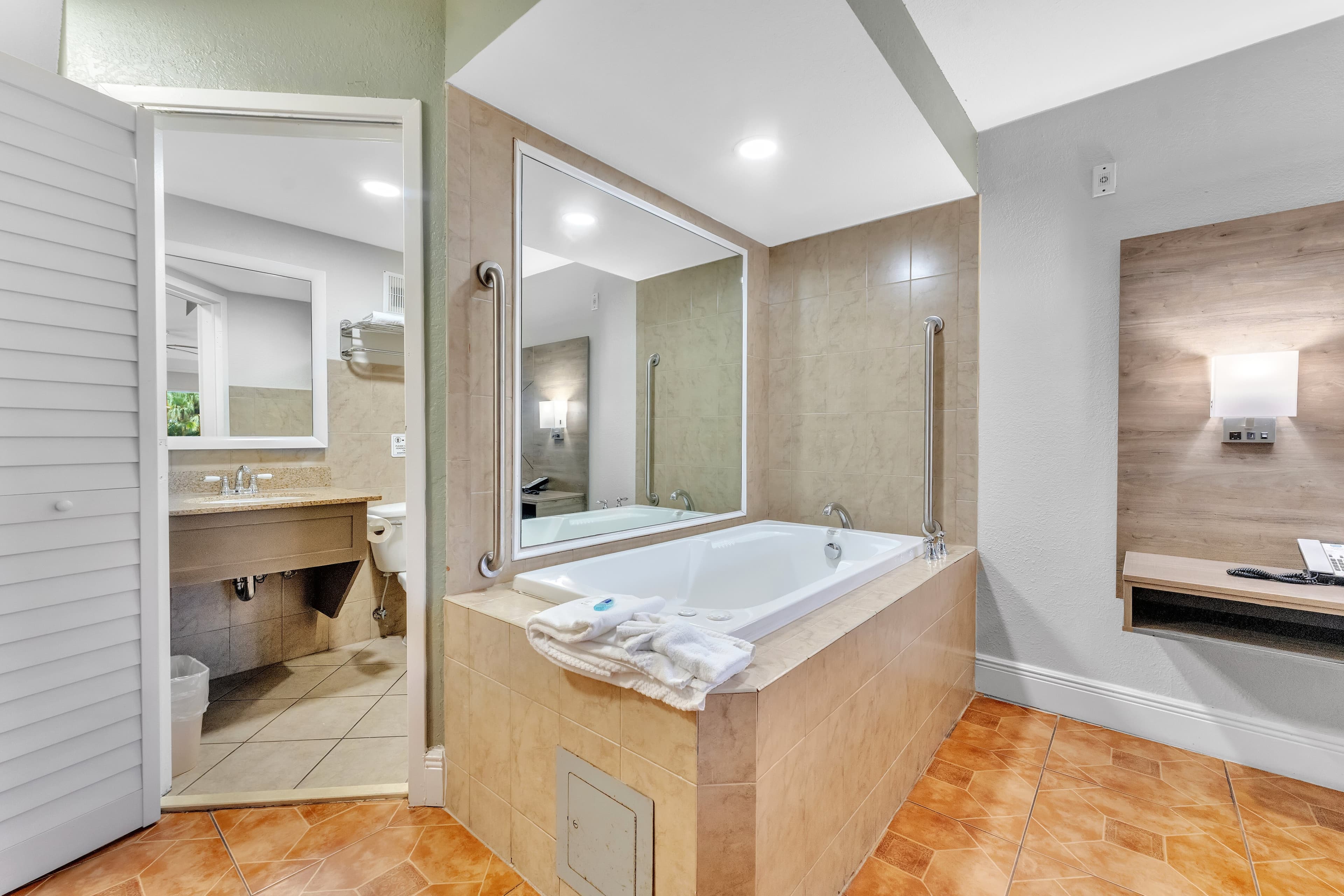 Rodeway Inn & Suites Fort Lauderdale Airport & Cruise Port — 16