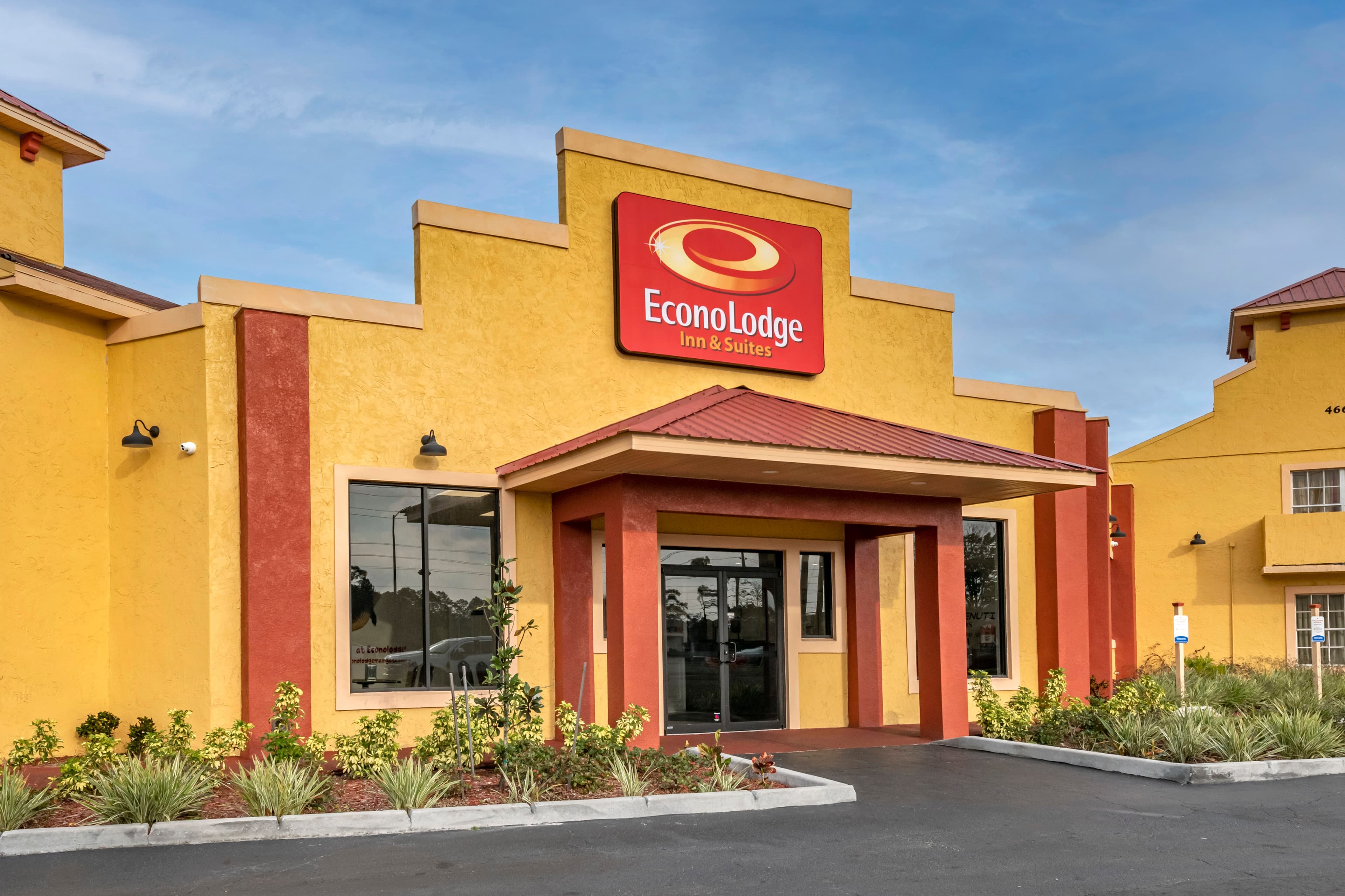 Econo Lodge Inn & Suites Maingate Central - Image 1