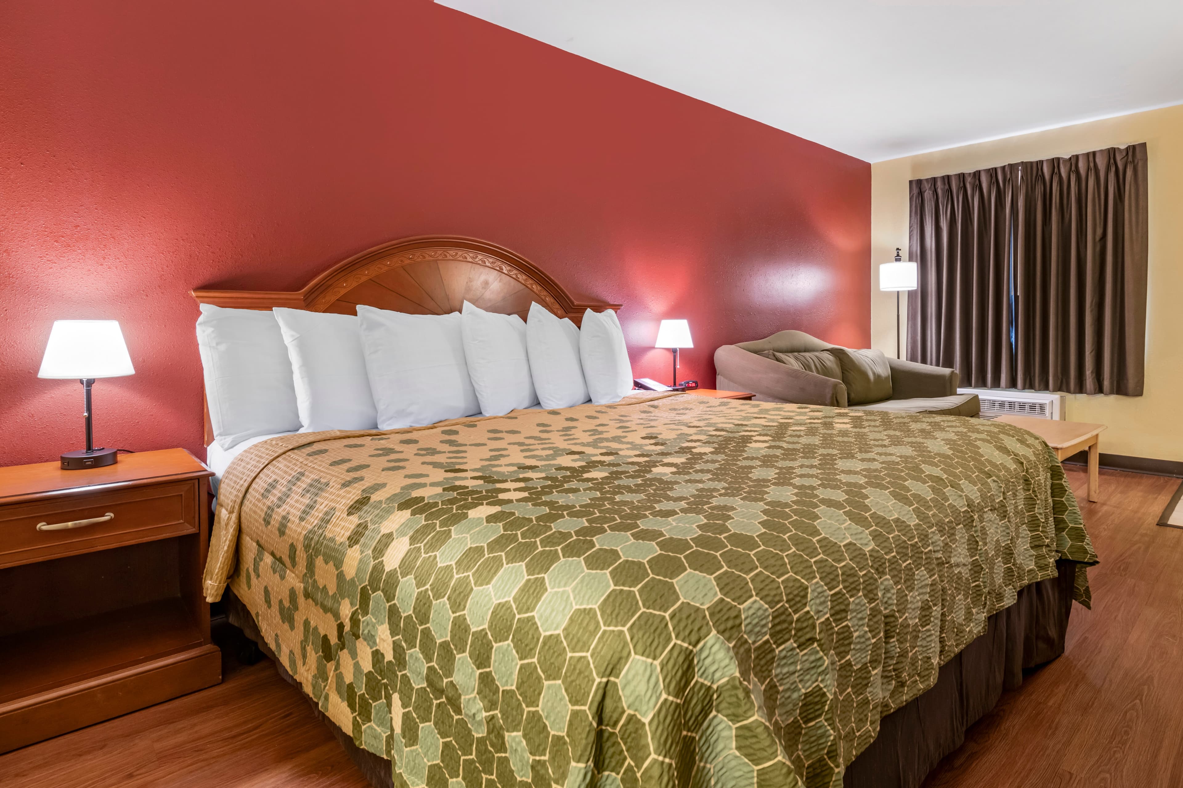 Econo Lodge Inn & Suites Maingate Central — 17