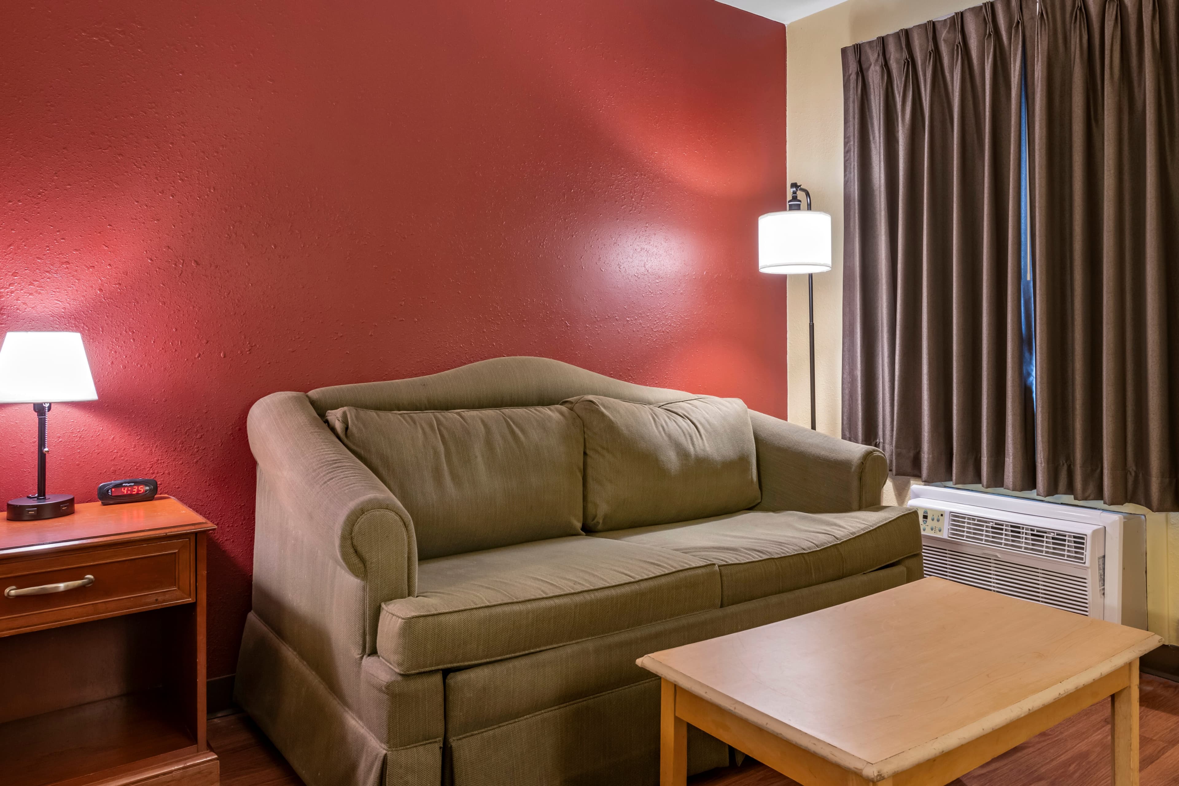 Econo Lodge Inn & Suites Maingate Central — 18