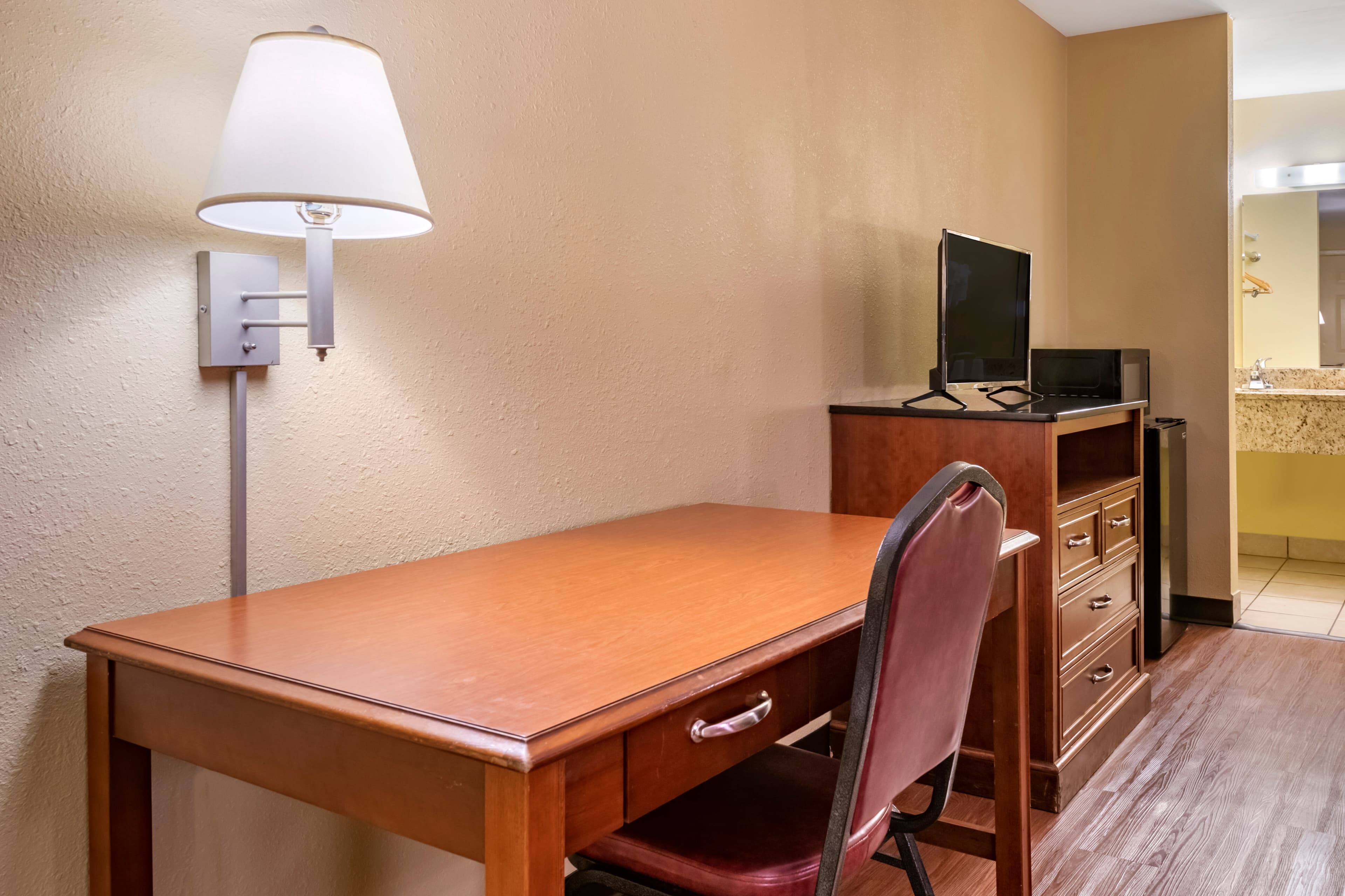 Econo Lodge Inn & Suites Maingate Central — 19