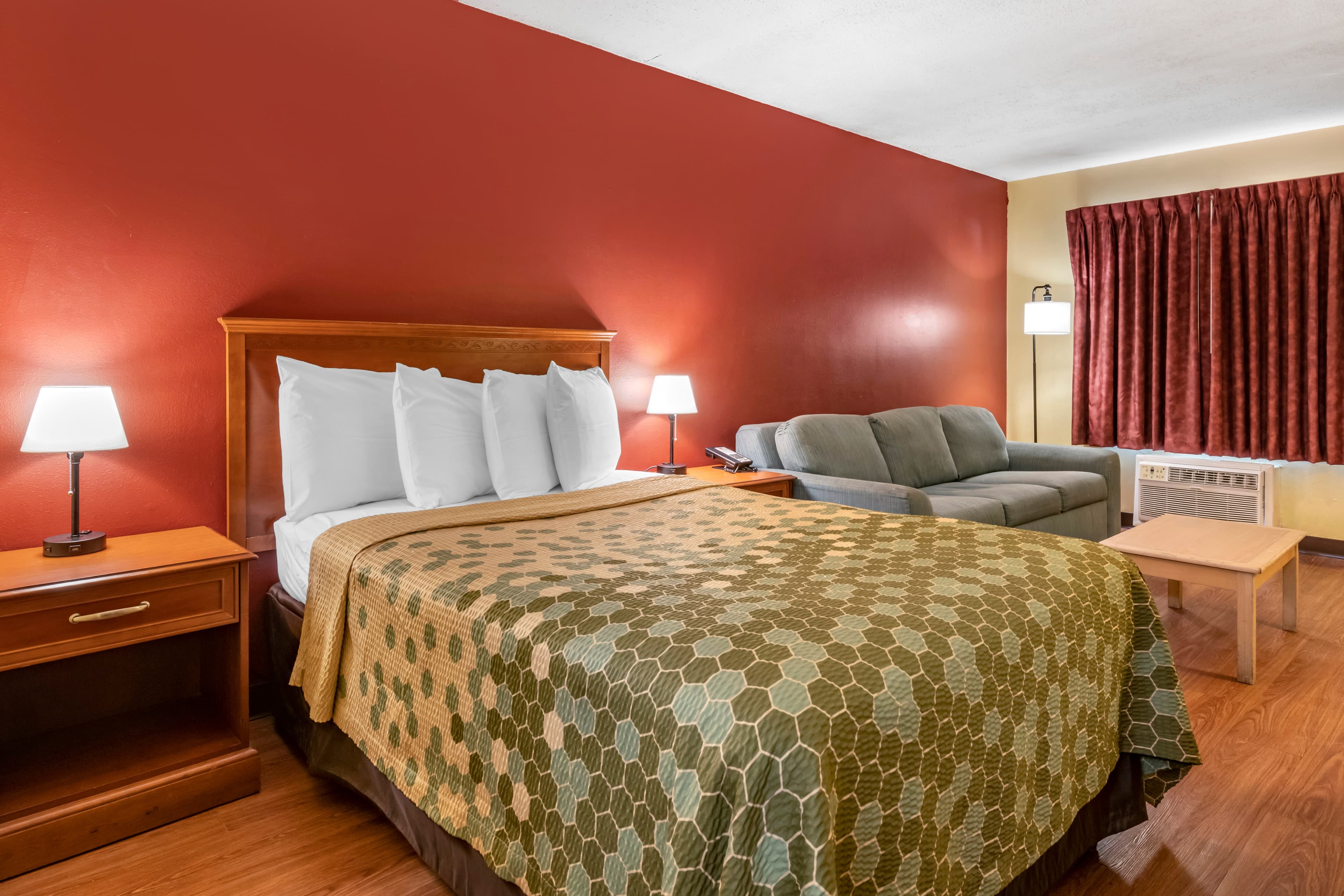 Econo Lodge Inn & Suites Maingate Central — 10