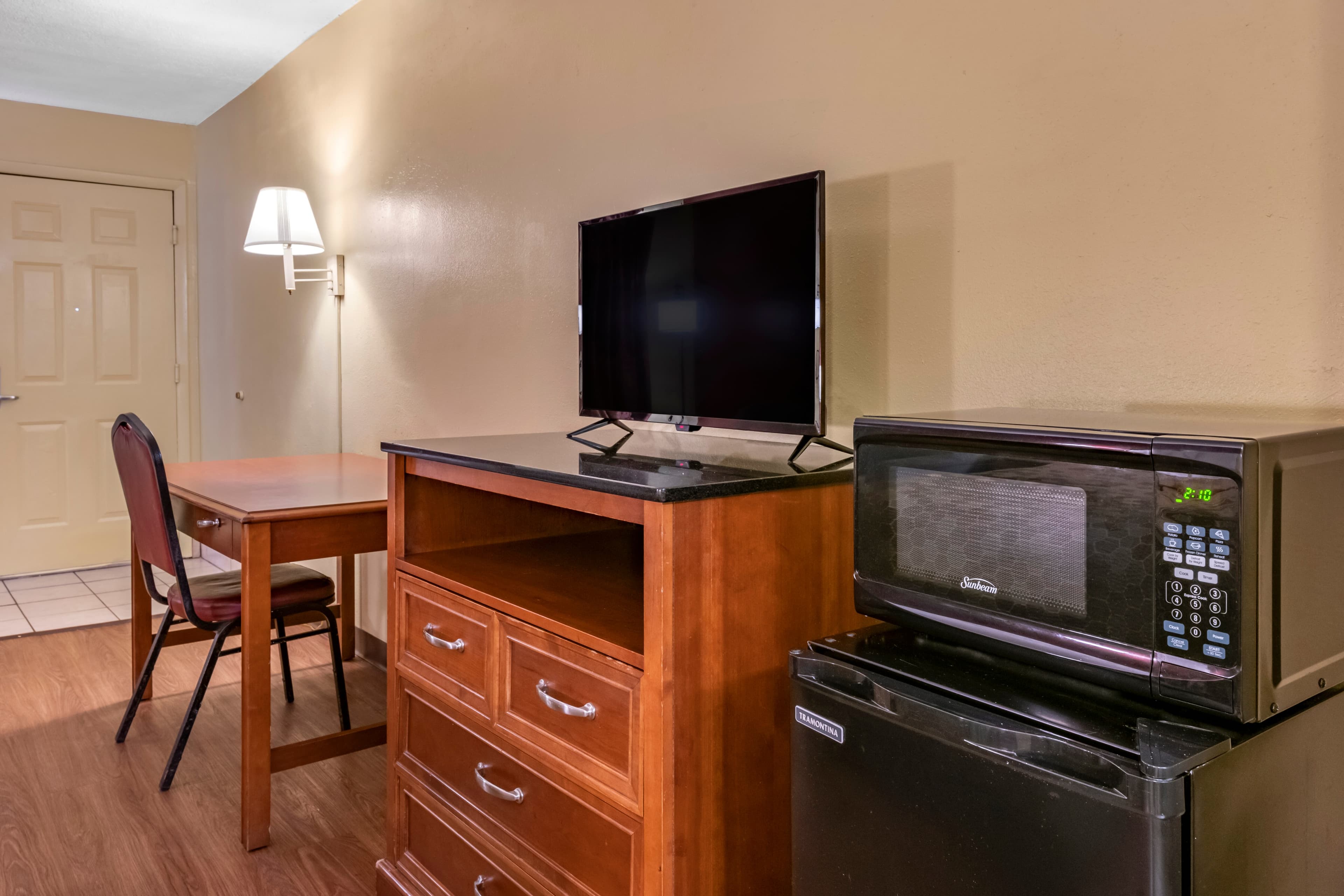 Econo Lodge Inn & Suites Maingate Central — 11