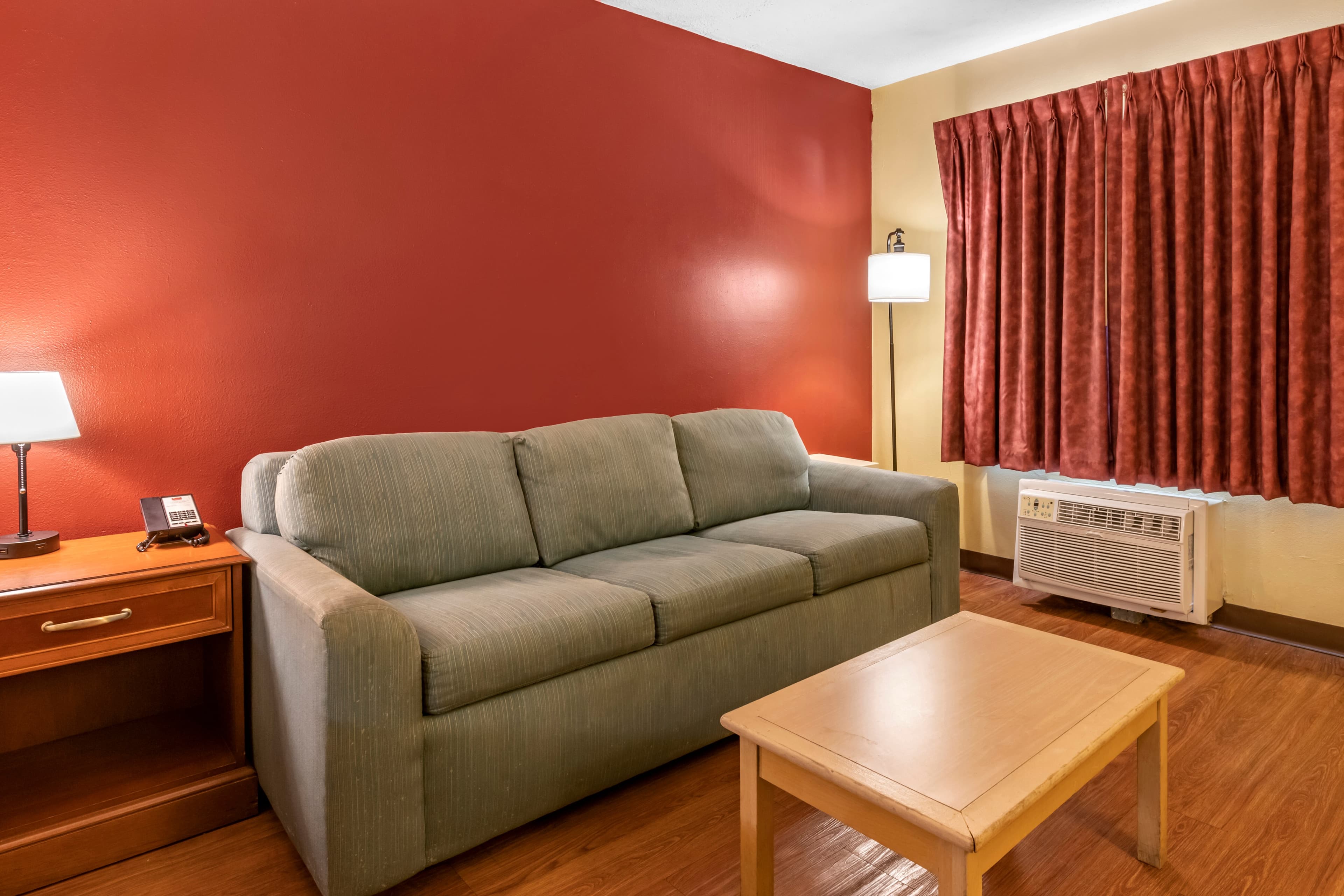 Econo Lodge Inn & Suites Maingate Central — 12