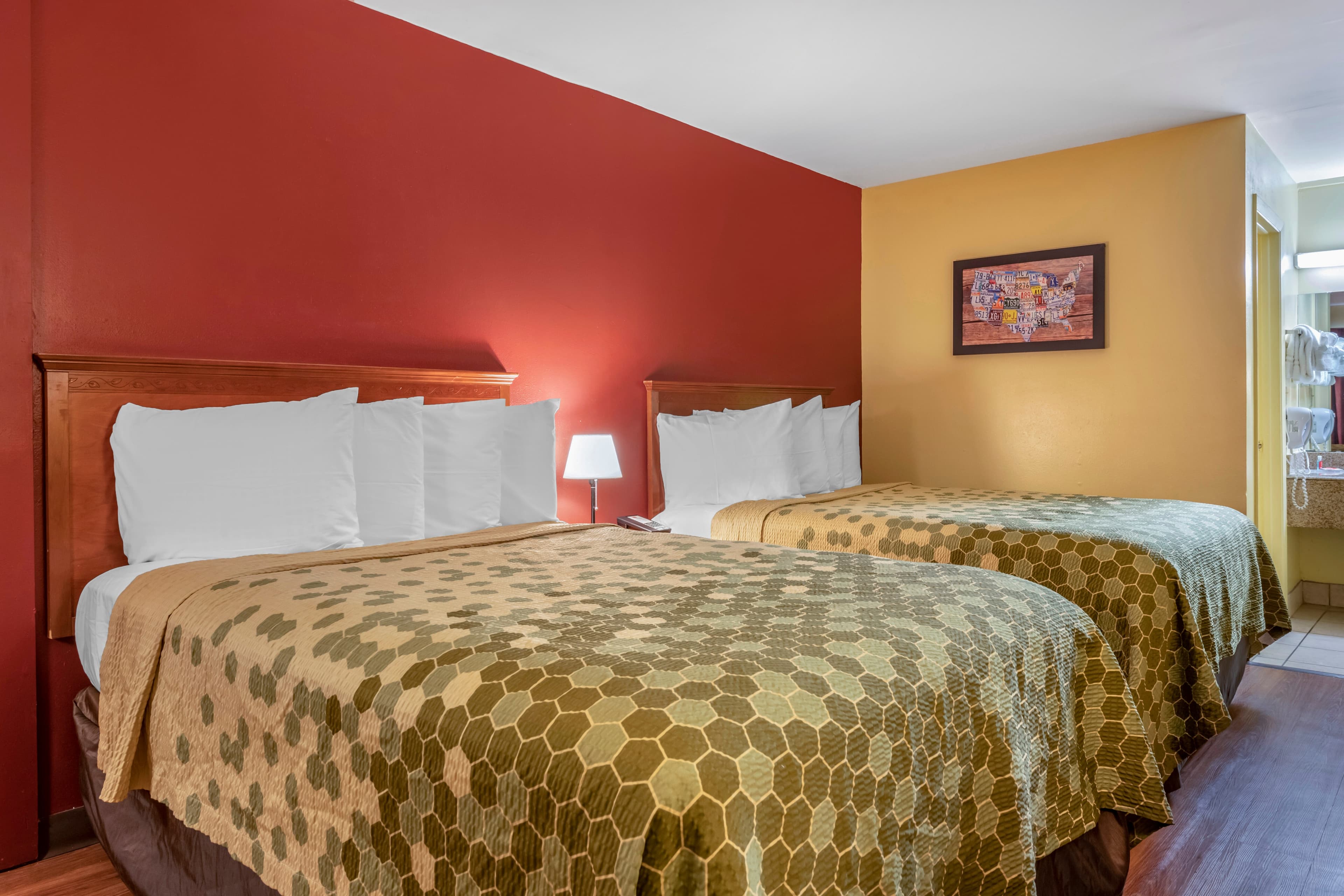 Econo Lodge Inn & Suites Maingate Central - Image 2