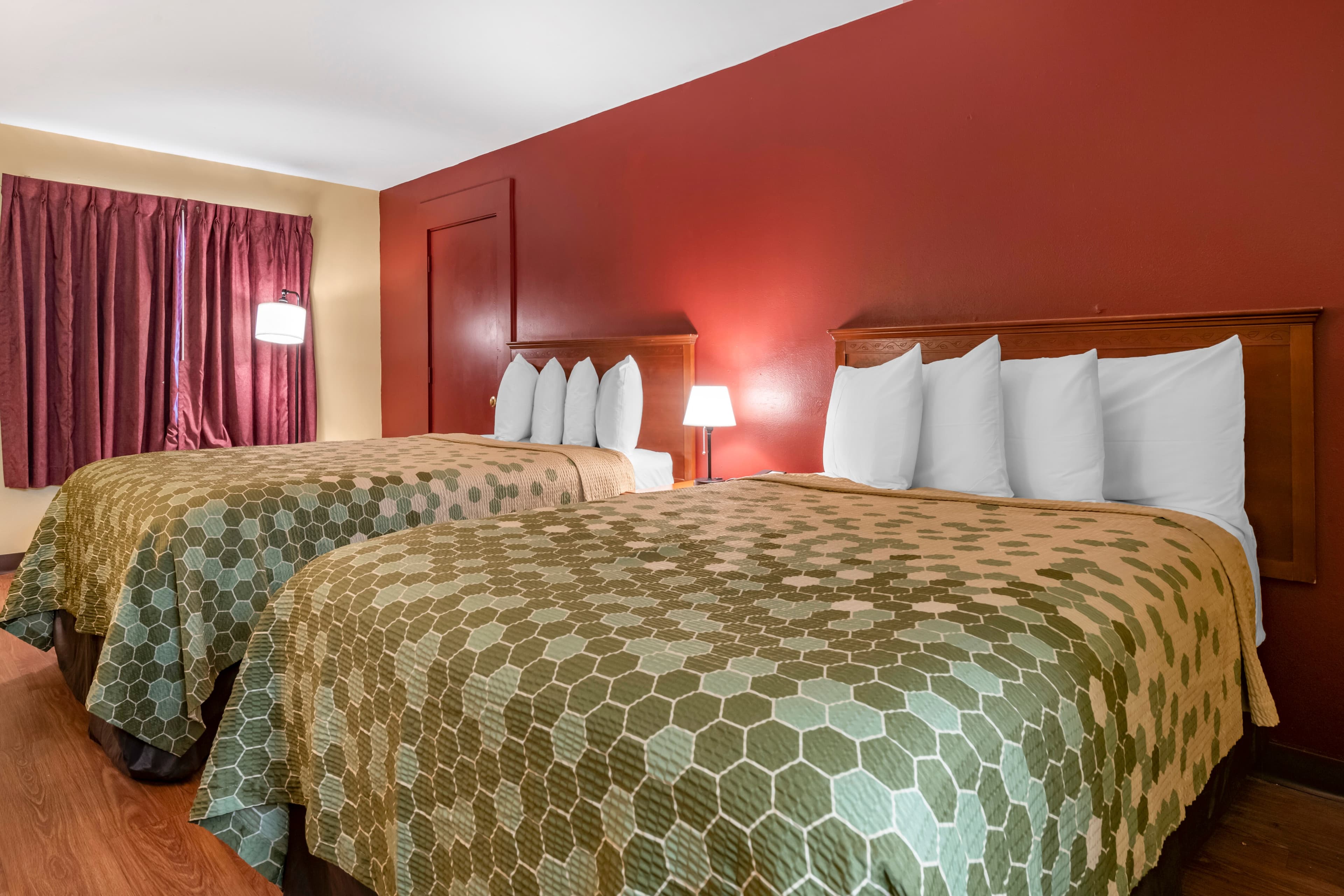 Econo Lodge Inn & Suites Maingate Central - Image 3